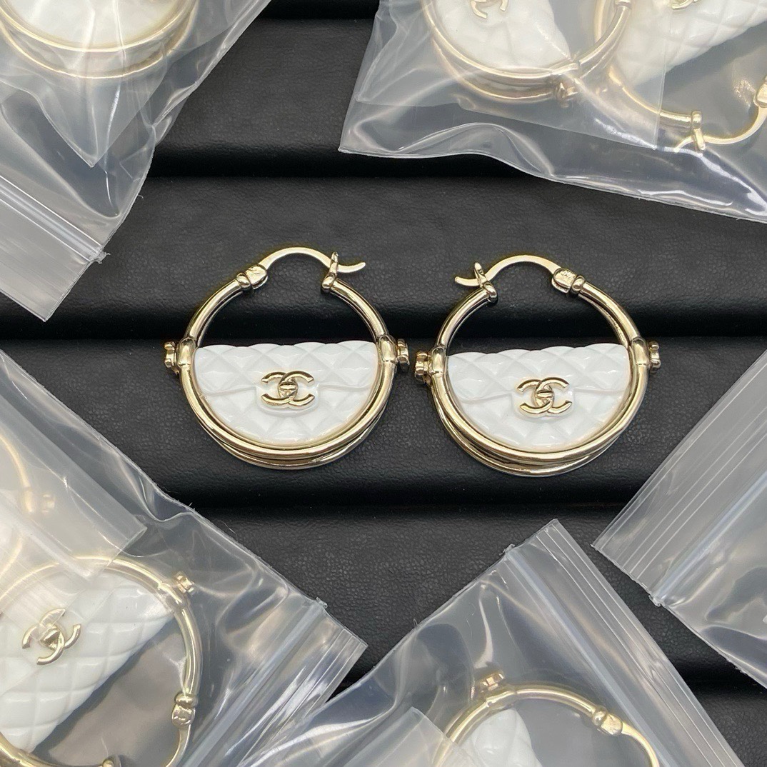 Chanel 香奶奶菱格包包耳钉到货2 ⃣色