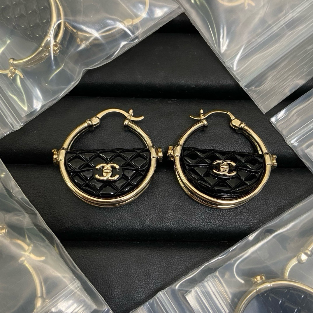 Chanel 香奶奶菱格包包耳钉到货2 ⃣色