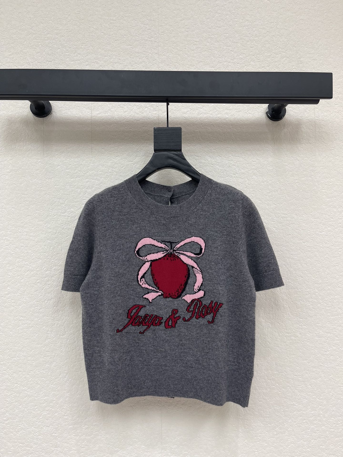 NO:737142,Design 26 early spring new Lucky Fruit co-branded short-sleeved sweater. Gray body with red Lucky Fruit + bow jacquard pattern. Apple buttons on the back to easily create a casual atmosphere. Round neck and loose fit. It is OK to wear alone or layered. The overall style is sweet and cool. It is very suitable for creating a girly look. SML,, T-shirt,19860909设计26早春新品幸运果联名短袖针织衫 灰色衣身配红色幸运果+蝴蝶结提花图案 后背搭配苹果纽扣 轻松打造休闲氛围 圆领宽松版型 单穿或内搭都很OK 整体风格甜酷兼备 非常适合打造元气少女感造型 SML,,T-shirt,,Women's clothing