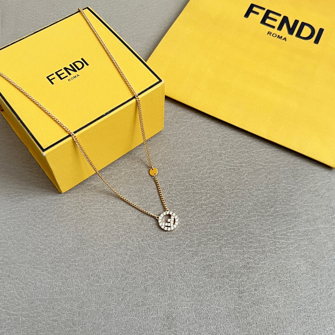 Fendi FENDI 芬迪 项链 高端定制 新款 简单大方，华丽登场，非常适合日常搭配，宝宝们，这个绝对值得入