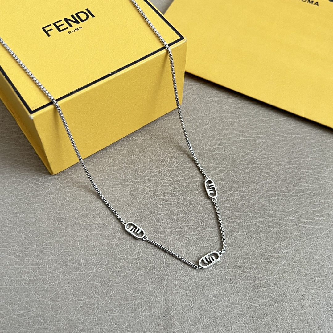 Fendi FENDI 芬迪 项链 高端定制 新款 简单大方，华丽登场，非常适合日常搭配，宝宝们，这个绝对值得入