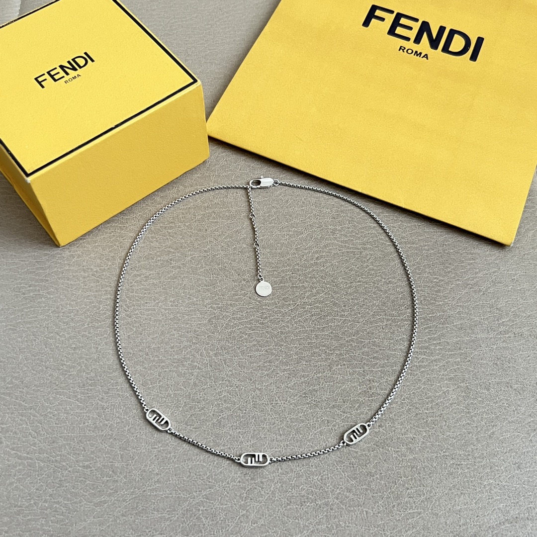 Fendi FENDI 芬迪 项链 高端定制 新款 简单大方，华丽登场，非常适合日常搭配，宝宝们，这个绝对值得入