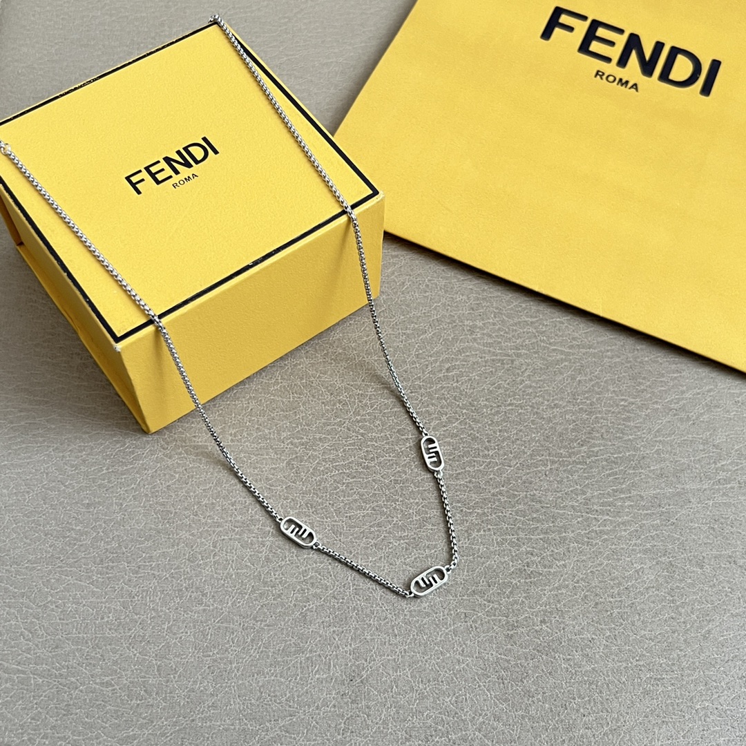 Fendi FENDI 芬迪 项链 高端定制 新款 简单大方，华丽登场，非常适合日常搭配，宝宝们，这个绝对值得入