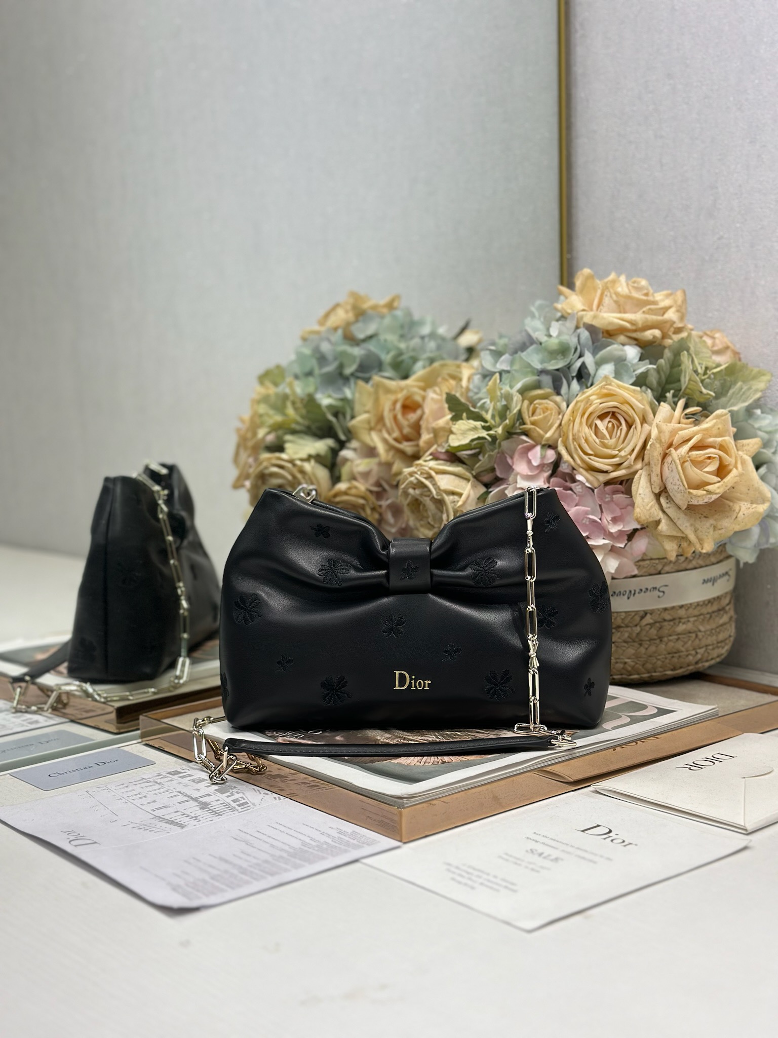 NO:770967,Dior-LAMBSKIN 2026 Spring and Summer New Handbag 'Black Embroidery Light Gold Chain' LAMBSKIN chain bag, brand new bag shape, four-leaf clover embroidery and calf leather texture, elegant and elegant, four-leaf clover pattern, should be Jonathan  Anderson (Jonathan Anderson)'s unique mark in design, I hope you will be lucky and have good luck. The style is practical and can store various daily necessities. It is an ideal companion for day and evening wear. The detachable chain is embellished with bows for more exquisiteness and can be carried by hand or cross-body. Model 0714 Size 27×8×18cm (length×width×height), Dior, dior, dior, cowhide19860909Dior-LAMBSKIN 2026春夏 新款手袋 「黑色刺绣 浅金链」 LAMBSKIN链条包,全新的包形,四叶草刺绣与小牛皮革的质感,优雅大气,四叶草的图案,应该是Jonathan Anderson(乔纳森.安德森)在设计上的独特标志,希望幸运相伴、拥有幸运.款式实用,可收纳各种日常用品,是日装和晚装的理想良伴.可拆卸链条以蝴蝶结点缀更显精致,可手提或斜挎. 型号0714 尺寸27×8×18cm（长×宽×高）,迪奥,dior,dior,cowhide,Bag