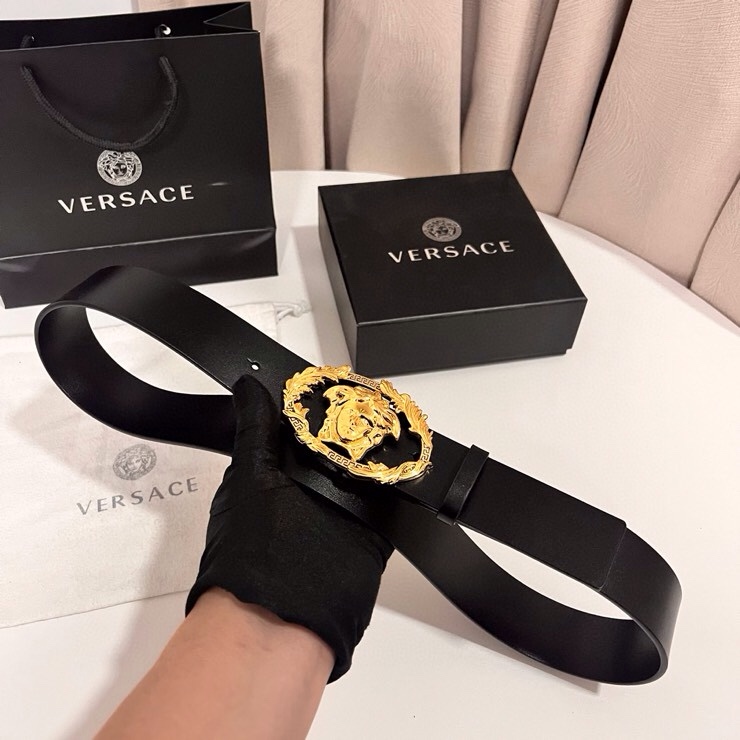 范思哲 新款 牛皮革腰带，点缀Buckle Crest配件，饰扣以品牌标志性Medusa为核心元素，融合