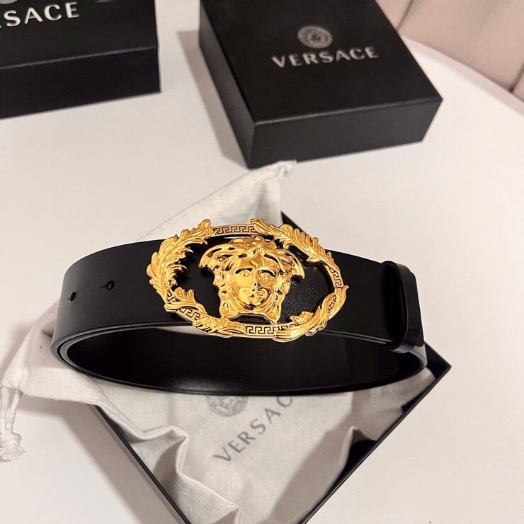 范思哲 新款 牛皮革腰带，点缀Buckle Crest配件，饰扣以品牌标志性Medusa为核心元素，融合