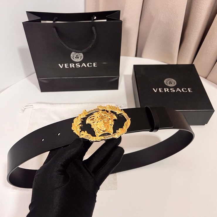 范思哲 新款 牛皮革腰带，点缀Buckle Crest配件，饰扣以品牌标志性Medusa为核心元素，融合