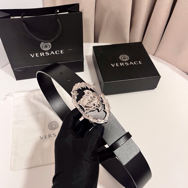 范思哲 新款 牛皮革腰带，点缀Buckle Crest配件，饰扣以品牌标志性Medusa为核心元素，融合