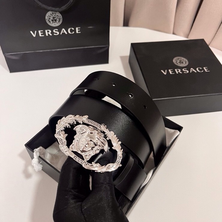 范思哲 新款 牛皮革腰带，点缀Buckle Crest配件，饰扣以品牌标志性Medusa为核心元素，融合