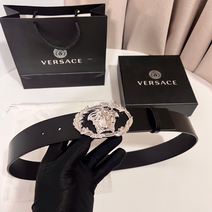 范思哲 新款 牛皮革腰带，点缀Buckle Crest配件，饰扣以品牌标志性Medusa为核心元素，融合