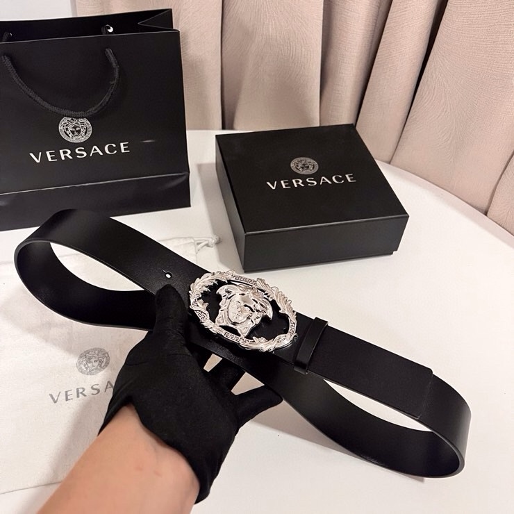 范思哲 新款 牛皮革腰带，点缀Buckle Crest配件，饰扣以品牌标志性Medusa为核心元素，融合