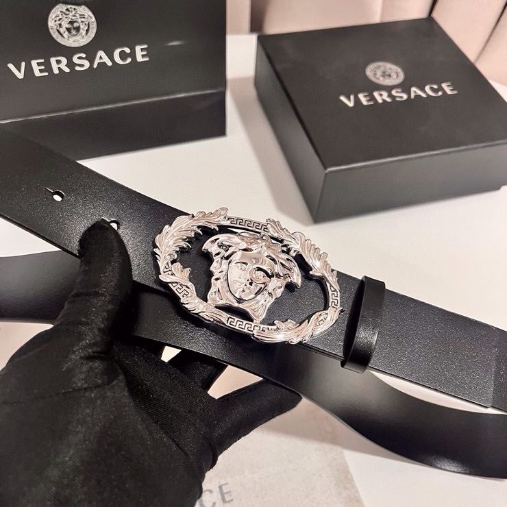 范思哲 新款 牛皮革腰带，点缀Buckle Crest配件，饰扣以品牌标志性Medusa为核心元素，融合