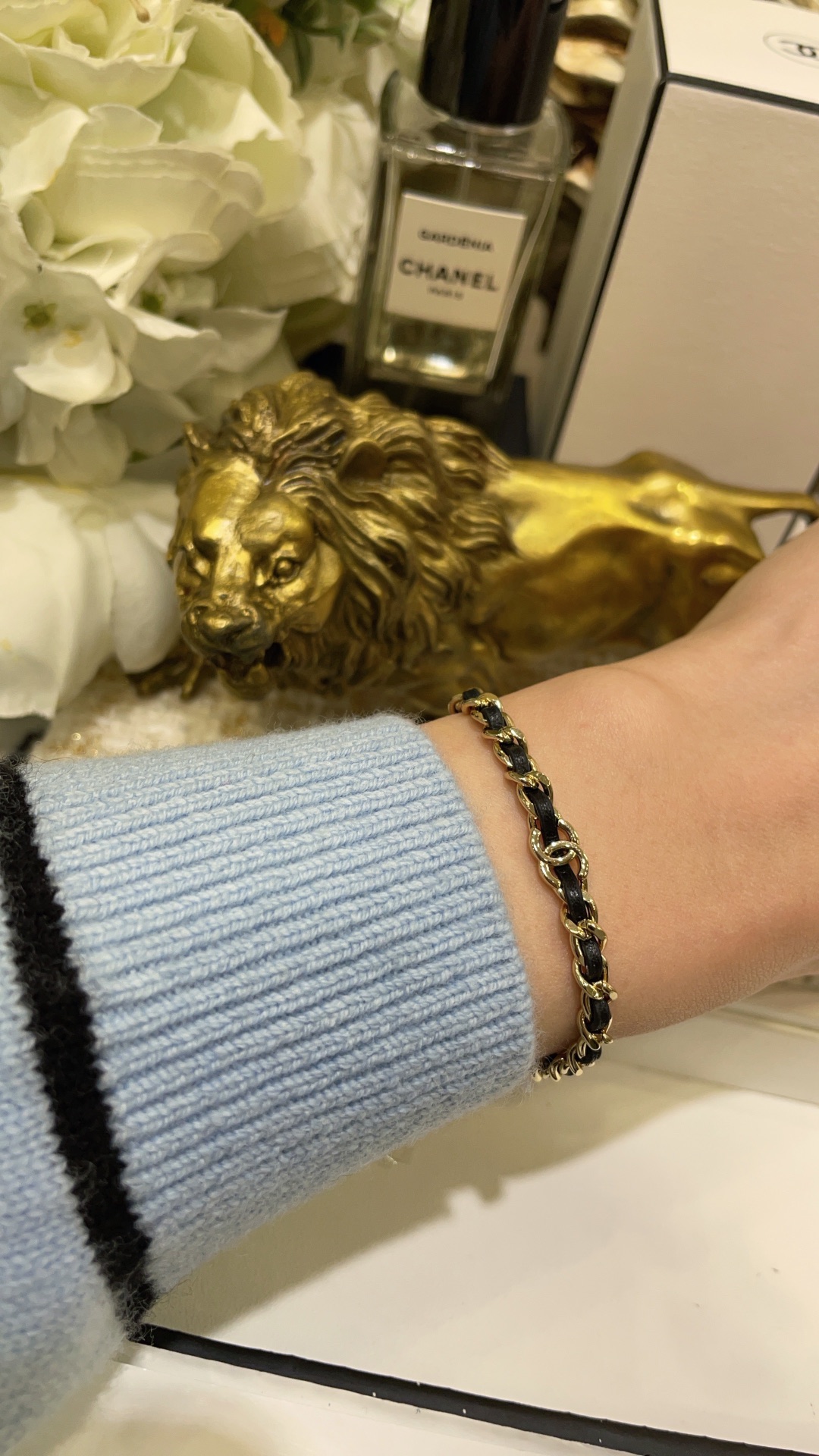 NO:720949,88180, today's new bracelet, the king of stacking * 26 new black gold double C leather chain bracelet, leather chain + small cc combination, very retro vintage taste, low-key and simple, looks great with the bracelet, the king of stacking, the same brass gold-plated material as yb, lambskin, top version,,bracelet,bracelet,sheepskin,gold plating,Cardia high-end jewelry1986090988180,今日新品手链 叠戴王者 * 26新款黑金双C皮穿链手链 皮穿链+小cc结合 很有复古vintage味道 低调简约 搭配手镯巨好看 叠戴王者 yb一样黄铜镀金材质 小羊皮 顶级版本,,bracelet,bracelet,sheepskin,gold plating,卡迪亚高端饰品,Jewelry