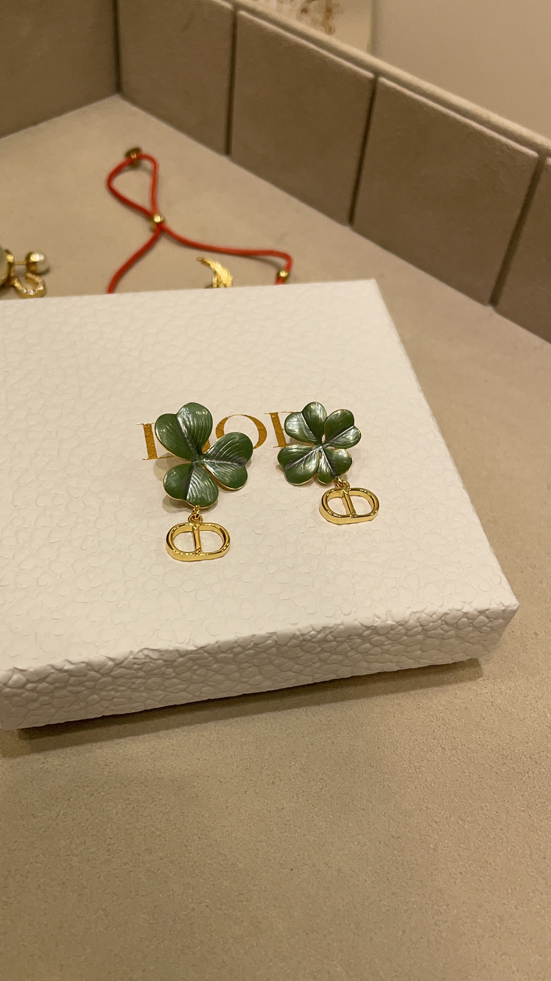 NO:721170,88170, arrived today to buy yb * 2026ss new Clover green clover CD earrings, asymmetrical design of painted clover + four-leaf clover, very noble with gold CD pendant, fresh and cute color, just like freshly picked yb, brass material, painted craftsmanship, top version, top version, Cardia high-end jewelry1986090988170,今日到货购入yb * 2026ss新款Clover绿色幸运草CD耳钉 彩绘三叶草+四叶草的不对称设计 搭配金色CD吊坠很显贵气 颜色清新可爱简直就像刚采摘下来的 yb一样黄铜材质 彩绘工艺 顶级版本中,顶级版本,,卡迪亚高端饰品,Jewelry