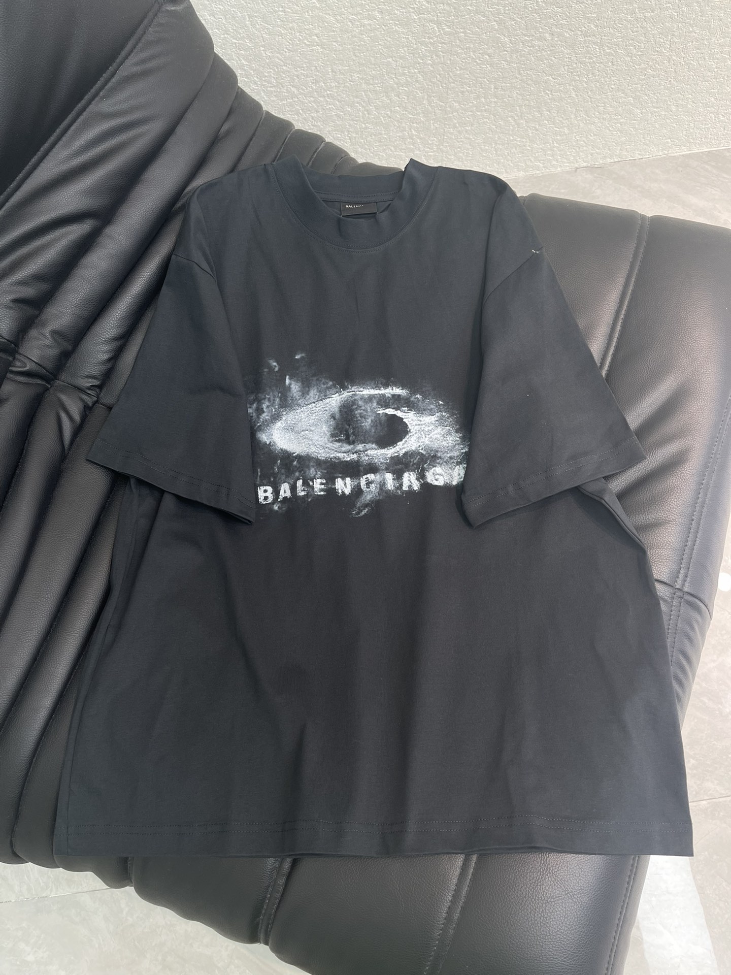 NO:738120,Balenciag*26 new rubber letter printed short-sleeved T-shirt. Made of high-weight pure cotton, comfortable to the touch. Skin-friendly and breathable!  The neckline, cuffs and hem are cut, and the 'Balenciaga' letters on the chest and printing technology are very recognizable! Fashionable and versatile short style, easily create a full sense of luxury. Oversize loose version, the same style for men and women!  S-XL A,,balenciaga,versace,T-shirt,tees,t-shirt,19860909Balenciag*26新款胶字母印花短袖T恤.高克重纯棉材质,手感舒适.亲肤透气！领口袖口下摆做了割破设计,胸前“Balenciaga”字母,印花工艺,超有辨识度!时尚百搭短款,轻松打造满满高级感.Oversize宽松版型,男女同款！S-XL A,,balenciaga,versace,T-shirt,tees，t-shirt,,Women's clothing