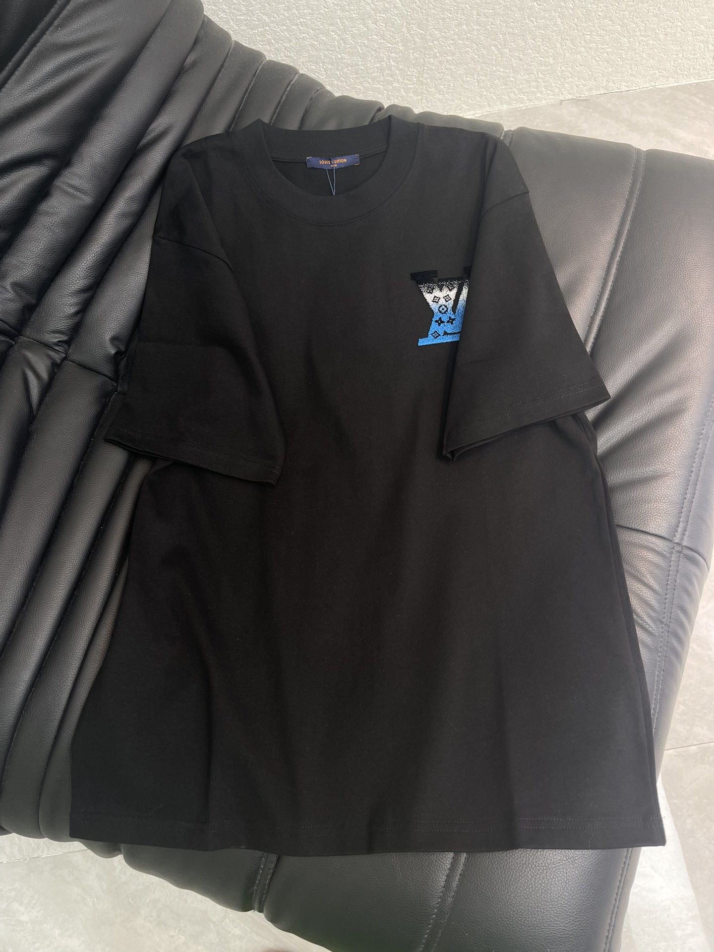 NO:737379,Louis Vuitto*26 new toothbrush embroidered gradient letter short-sleeved T-shirt. High-weight pure cotton fabric, soft and skin-friendly, yet crisp and stylish. The toothbrush embroidery process on the front and back panels creates a gradient LV letter logo, which is full of delicate luxury. It is low-key from a distance and stunning up close. The gradient transition from light gray to dark gray directly adds a sense of high-end. It is 100 times more durable than ordinary printing. It is a popular item to match!  Same style for men and women!  S-XL,,louis vuitton,louis vuitton,T-shirt,tees,t-shirt,19860909Louis Vuitto*26新款牙刷绣渐变字母短袖T恤.高克重纯棉面料,软糯亲肤又挺括有型.胸前后幅牙刷绣工艺,打造的渐变LV字母标识,细腻奢华感拉满, 远看低调近看惊艳,从浅灰到深灰的渐变过渡高级感直接拉满,比普通印花耐看100倍,搭配王炸单品！男女同款！S-XL,,louis vuitton,louis vuitton,T-shirt,tees，t-shirt,,Women's clothing