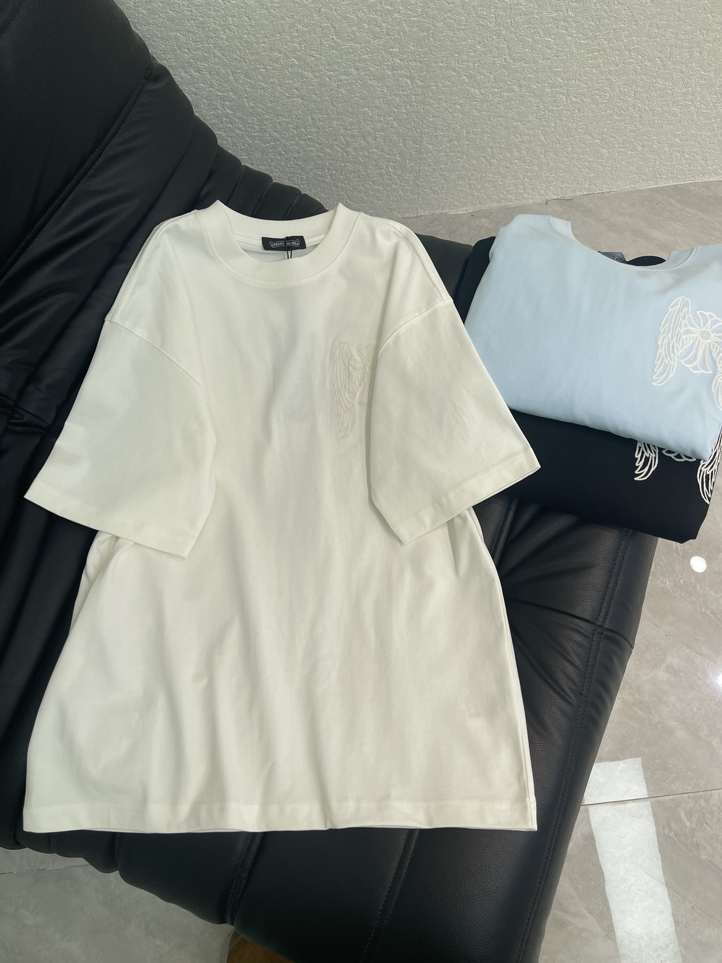 NO:738116,Come Hearts*26 new cross sequin letter short-sleeved T-shirt. Pure cotton distressing technology, not only limited to basic colors, but also rich in distressing effects to meet different style needs. The fabric is breathable and comfortable, and the design is unique. It integrates the brand's fashion elements, making people feel a unique artistic charm and cultural heritage. This T-shirt can make you the focus, easily control various styles, and show your personal charm. OS large version, same style for men and women!  S-XL A,,T-shirt,tees,t-shirt,19860909Come Hearts*26新款十字架亮片字母短袖T恤.纯棉做旧工艺, 不仅限于基础色彩,更有丰富的 做旧效果,满足不同风格需求.面料透气舒适,设计独特,融合了品牌的时尚元素,让人感受到一种独特的艺术魅力与文化底蕴.这款T恤都能让你成为焦点,轻松驾驭各种风格,展现个性魅力.OS大版型,男女同款！S-XL A,,T-shirt,tees，t-shirt,,Women's clothing