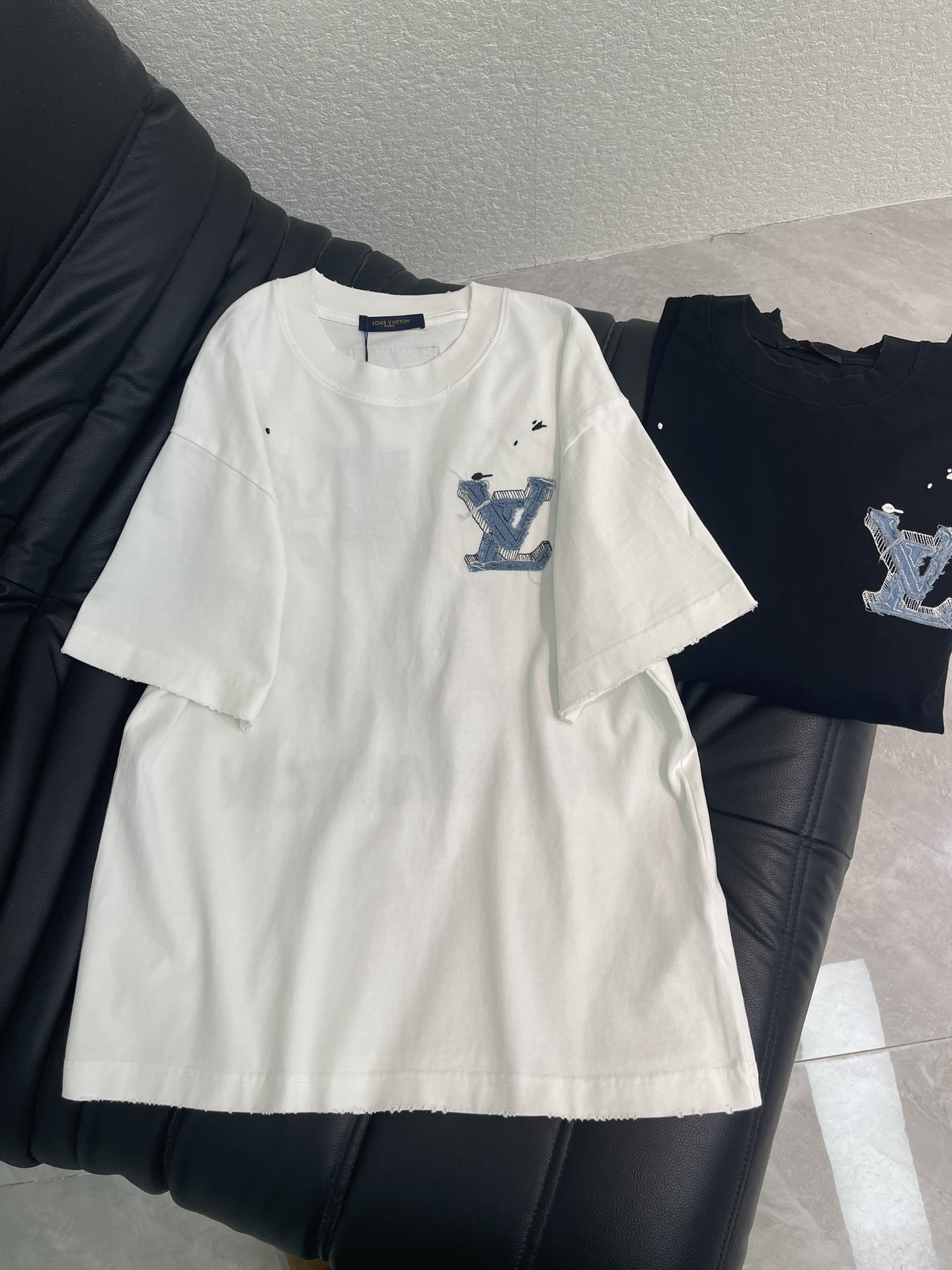 NO:737388,Louis  Vuitto*26 new denim patch embroidered logo short-sleeved T-shirt. The high-weight pure cotton fabric is matched with the garment washing process, and the cut design of the garment has a retro feel. The classic LV letters on the front and back of the chest are denim patch embroidered, and the three-dimensional texture is matched with old raw edges, giving it a retro feel. The details are full of big-name textures, and the water drop graffiti embroidery looks like casual splashes of ink. It breaks the dullness and has a cool street style. It is super eye-catching for daily wear without clashing! The same style for men and women!  S-XL A,,louis vuitton,louis vuitton,T-shirt,tees,t-shirt,19860909Louis Vuitto*26新款牛仔贴布绣标识短袖T恤.高克重纯棉面料搭配成衣水洗工艺,成衣割破设计自带复古感.胸前后幅的经典LV字母采用牛仔贴布绣工艺,立体纹理搭配做旧毛边,复古感拉满,细节处全是大牌质感,点缀水滴涂鸦刺绣像随性泼墨,打破沉闷的同时又带点街头潮酷范儿,日常穿不撞款还超吸睛!男女同款！S-XL A,,louis vuitton,louis vuitton,T-shirt,tees，t-shirt,,Women's clothing