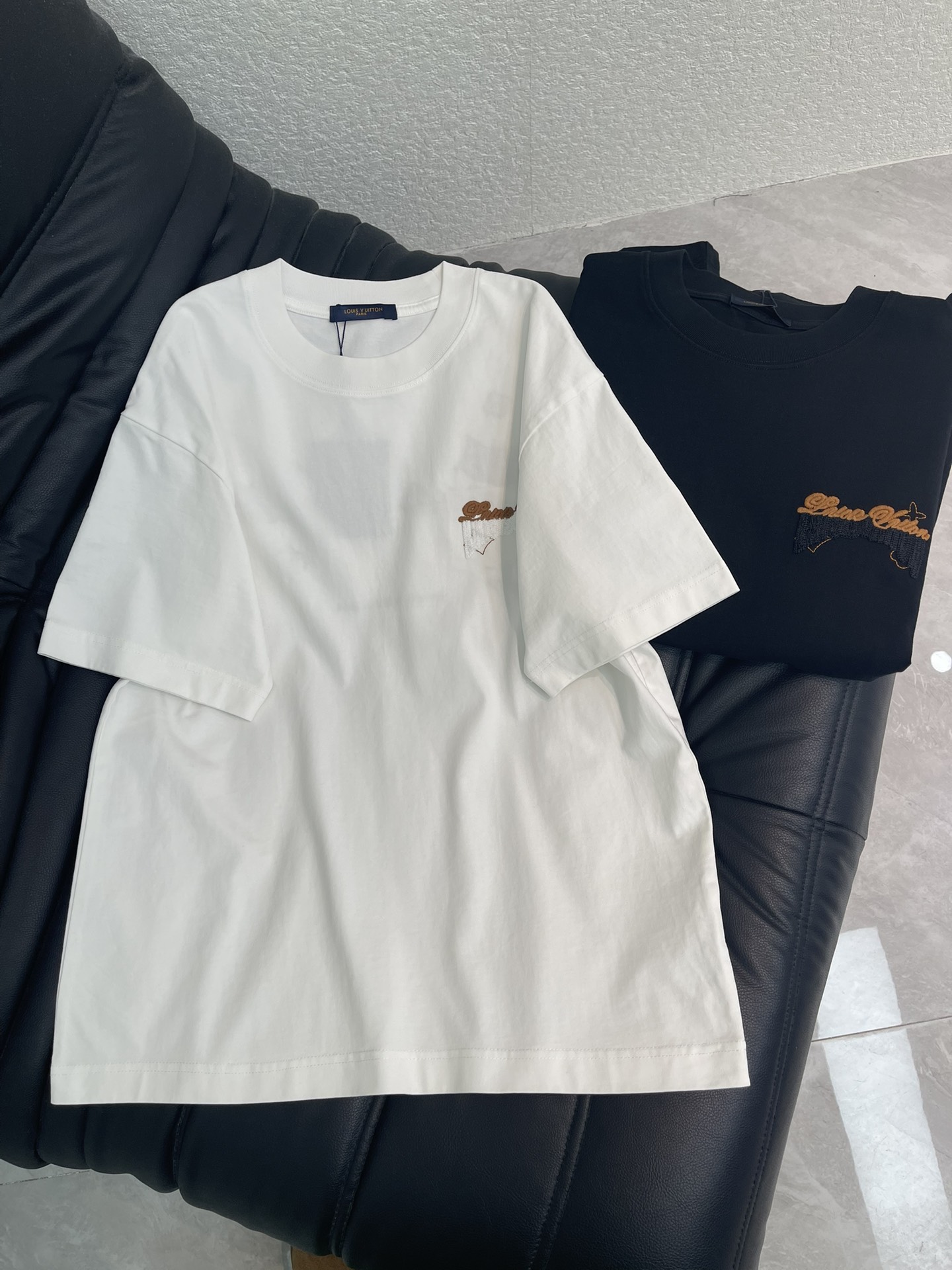 NO:737385,Louis Vuitto*26 new embroidered logo short-sleeved T-shirt. High-weight pure cotton material, soft and comfortable, super friendly for daily wear. Embroidered signature letters on the front, loose fit, easy for both men and women. The brown 'LouisVuitto*' brand name is in the center of the back panel, surrounded by four-leaf flowers, diamonds and other classic LV elements, with 'PRODUCTION' marked below  DATE1854 letters, the first choice for gender-neutral outfits! Exquisite embroidery craftsmanship, perfect details! Same style for men and women! S-XL, louis vuitton, louis vuitton, T-shirt, tees, t-shirt,19860909Louis Vuitto*26新款刺绣标识短袖T恤.高克重纯棉材质,柔软舒适,日常穿搭超友好.正面刺绣签名字母,宽松版型,男女都能轻松驾驭,后幅中央为棕色'LouisVuitto*'品牌名称,周围环绕四叶花,菱形等经典LV元素,下方标注'PRODUCTION DATE1854字母,无性别穿搭首选!刺绣工艺精致,细节满分！男女同款！S-XL,,louis vuitton,louis vuitton,T-shirt,tees，t-shirt,,Women's clothing