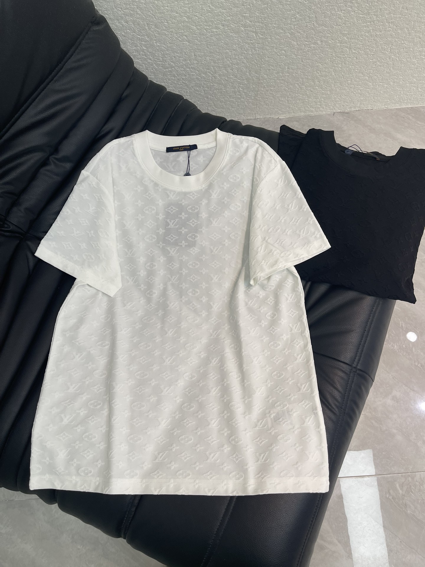 NO:738114,Louis Vuitto*26 new four-leaf clover all-over jacquard round neck short-sleeved T-shirt!  Multiple craftsmanship, composite fabric, classic and simple logo design, washed pure cotton fabric, pure cotton is breathable, very refreshing and comfortable for daily wear. The rib knitting on the neckline is smooth and tight, and the neckline will not be skewed if you toss it at will. The loose version, you will find that it really looks good on the upper body, the overall is minimalist and neat, super versatile for daily wear!  Pair it casually with a pair of pants for a youthful look. A T-shirt will make your outfit crazy. It is a fashionable item that can never go wrong!  Same style for men and women!  S-XL,,louis vuitton,T-shirt,tees,t-shirt,19860909Louis Vuitto*26新款四叶草满印提花圆领短袖T恤！多重重工艺 复合面料,经典简约logo设计,洗水纯棉质面料,纯棉透气,日常穿着非常清爽穿感舒适,领口的罗纹针织平整紧密,随意折腾都不会领口歪斜,宽松版型,上身你就会发现真的好好看,整体极简利落,超级日常百搭！随随便便搭配一条裤子就是青春的样子,一件t恤就能为你的穿搭疯狂,绝不会出错的时髦单品！男女同款！S-XL,,louis vuitton,T-shirt,tees，t-shirt,,Women's clothing