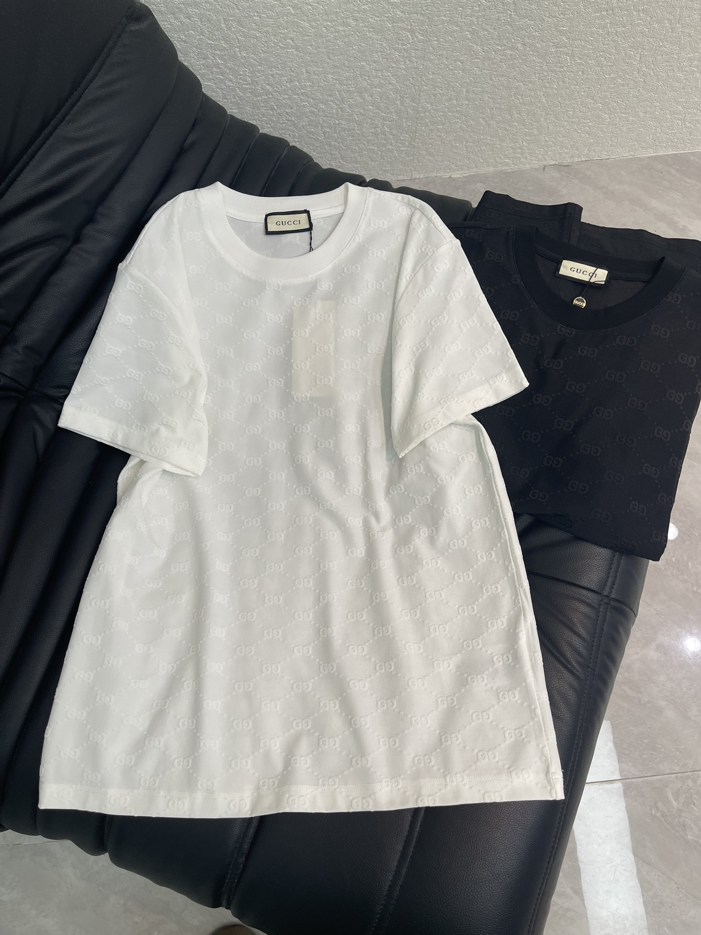 NO:738113,gucc*26 new letter-printed jacquard round-neck short-sleeved T-shirt!  Multiple craftsmanship, composite fabric, classic and simple logo design, washed pure cotton fabric, pure cotton is breathable, very refreshing and comfortable for daily wear. The rib knitting on the neckline is smooth and tight, and the neckline will not be skewed if you toss it at will. The loose version, you will find that it really looks good on the upper body, the overall is minimalist and neat, super versatile for daily wear!  Pair it casually with a pair of pants for a youthful look. A T-shirt will make your outfit crazy. It is a fashionable item that can never go wrong!  Same style for men and women!  S-XL A,,gucci,T-shirt,tees,t-shirt,19860909gucc*26新款字母满印提花圆领短袖T恤！多重重工艺 复合面料,经典简约logo设计,洗水纯棉质面料,纯棉透气,日常穿着非常清爽穿感舒适,领口的罗纹针织平整紧密,随意折腾都不会领口歪斜,宽松版型,上身你就会发现真的好好看,整体极简利落,超级日常百搭！随随便便搭配一条裤子就是青春的样子,一件t恤就能为你的穿搭疯狂,绝不会出错的时髦单品！男女同款！S-XL A,,gucci,T-shirt,tees，t-shirt,,Women's clothing