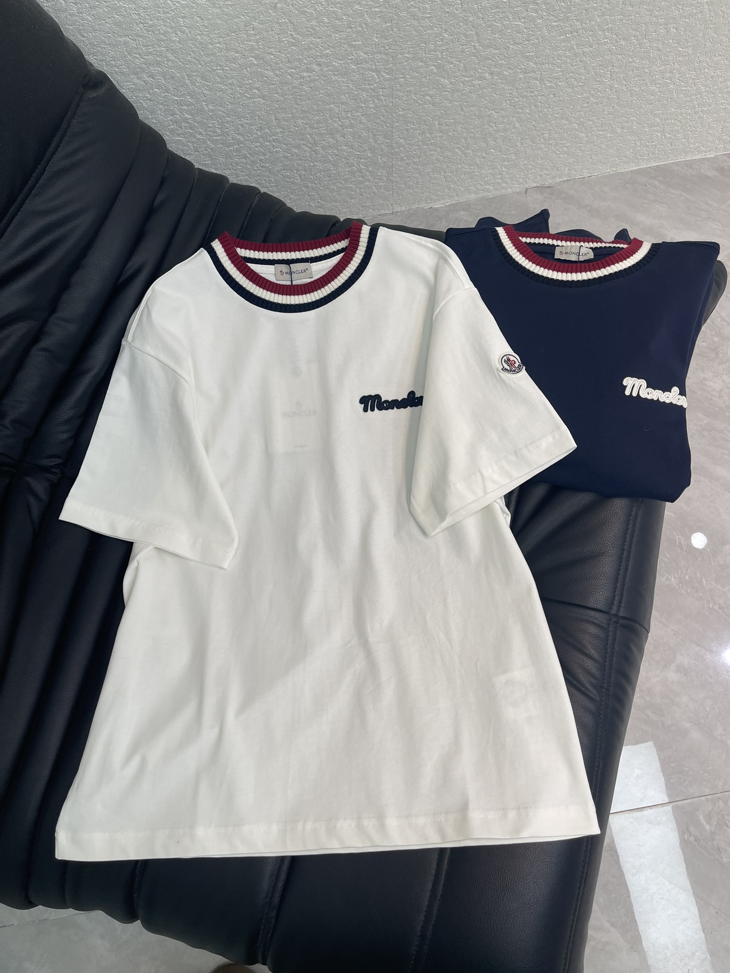 NO:738111,MONER logo embroidered new short-sleeved T-shirt. It feels very comfortable and smooth. The version is quite wide and stylish. The latest style for spring and summer. Fashionable and personalized. It is super versatile and good-looking. It is very suitable for both men and women. It is a must-have for everyone. Color: White Royal Blue Size S-XL A,, T-shirt,19860909MONER 徽标刺绣新款短袖T桖衫 手感非常舒服爽滑 版型挺阔有型 春夏最新款式 时尚又个性 超级百搭好看的一款 男女都非常合适 人手必备款 颜色: 白色 宝蓝 尺码S-XL A,,T-shirt,,Women's clothing