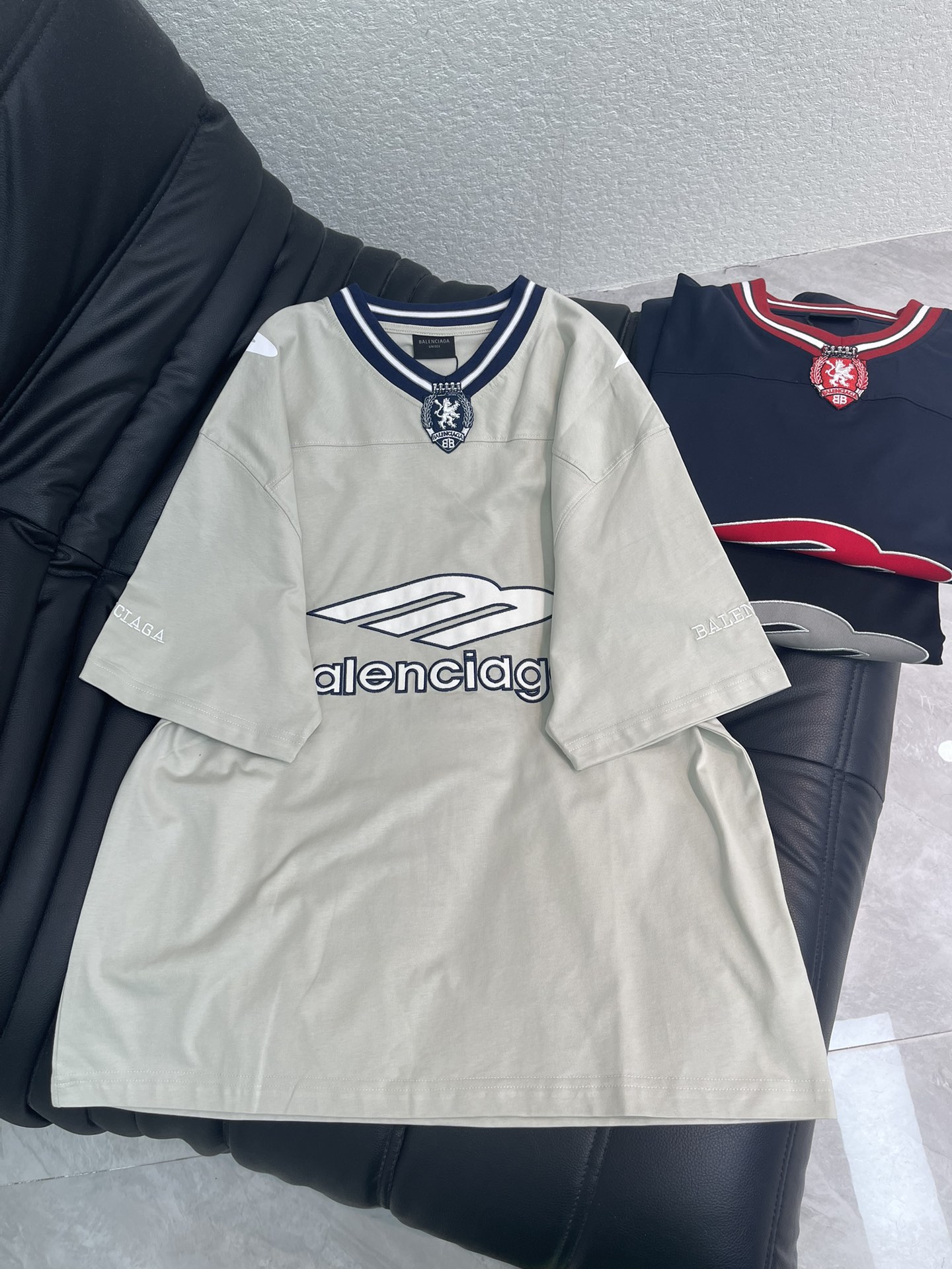 NO:738109,BALENCIAGA Balenciaga 2026SS joint Manchester United football series v-neck patch embroidered letter short-sleeved T-shirt Logo adopts imported Tajima embroidery patch technology XSSML,,balenciaga,balenciaga,T-shirt,tees,t-shirt,19860909BALENCIAGA巴黎世家2026SS 联名曼联足球系列v领贴布刺绣字母短袖T恤 Logo采用进口田岛刺绣贴布工艺 XSSML,,balenciaga,balenciaga,T-shirt,tees，t-shirt,,Women's clothing