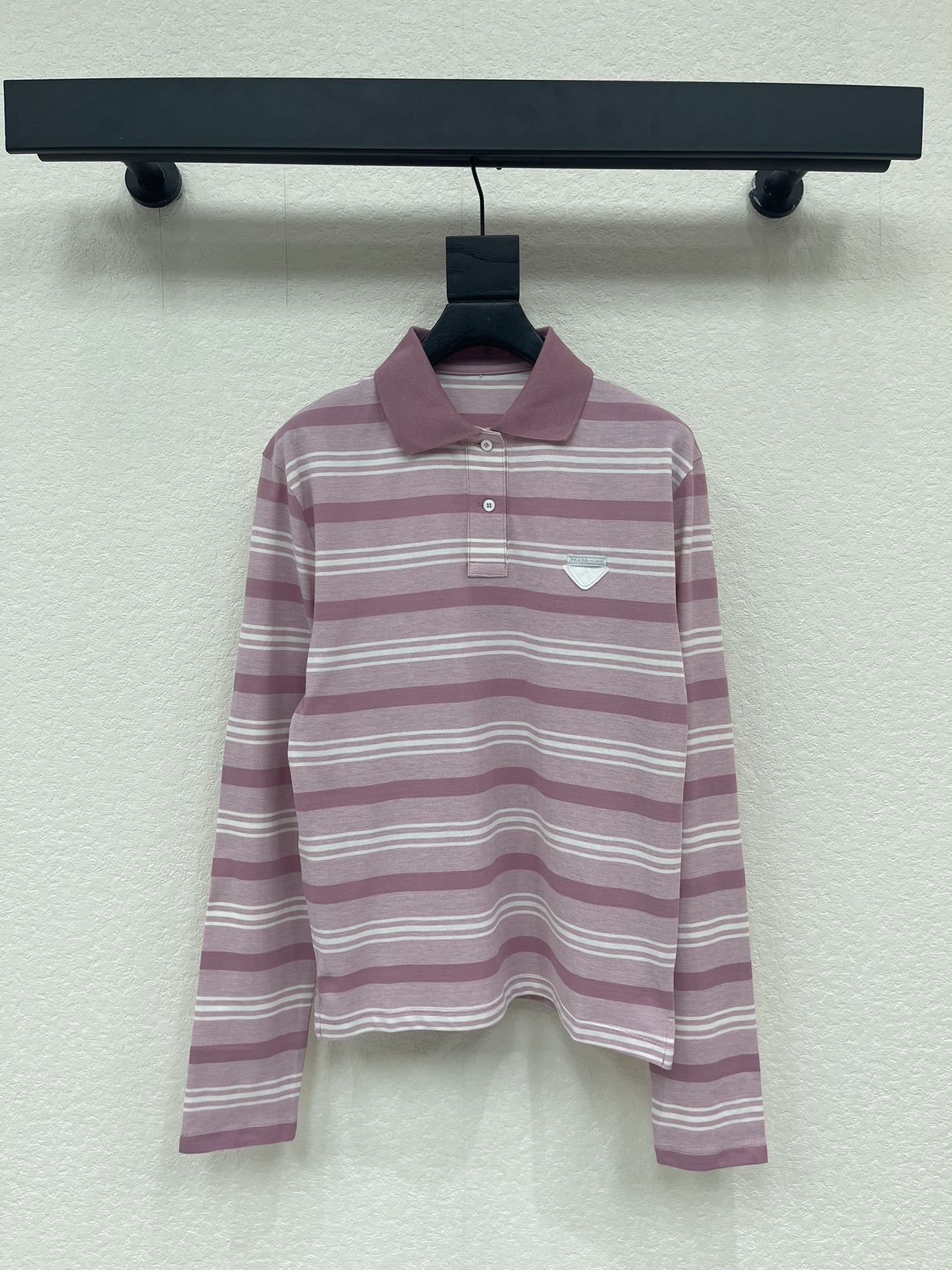 NO:738107,*New product piqué cotton striped long-sleeved polo shirt Made of piqué cotton knitted fabric Age-reducing contrasting stripe pattern Decorated with brand logo patch on the chest polo neck Button closure Ribbed cuffs and hem Dropped shoulders Design Stretch fit Unisex Sakura pink A,,19860909*新品珠地棉条纹长袖polo衫 采用珠地棉针织面料 减龄撞色条纹图案 胸前饰有品牌标识贴饰 polo领口 纽扣开合 罗纹袖口和下摆 落肩设计 弹力版型 男女同款 樱花粉  A,,,Women's clothing