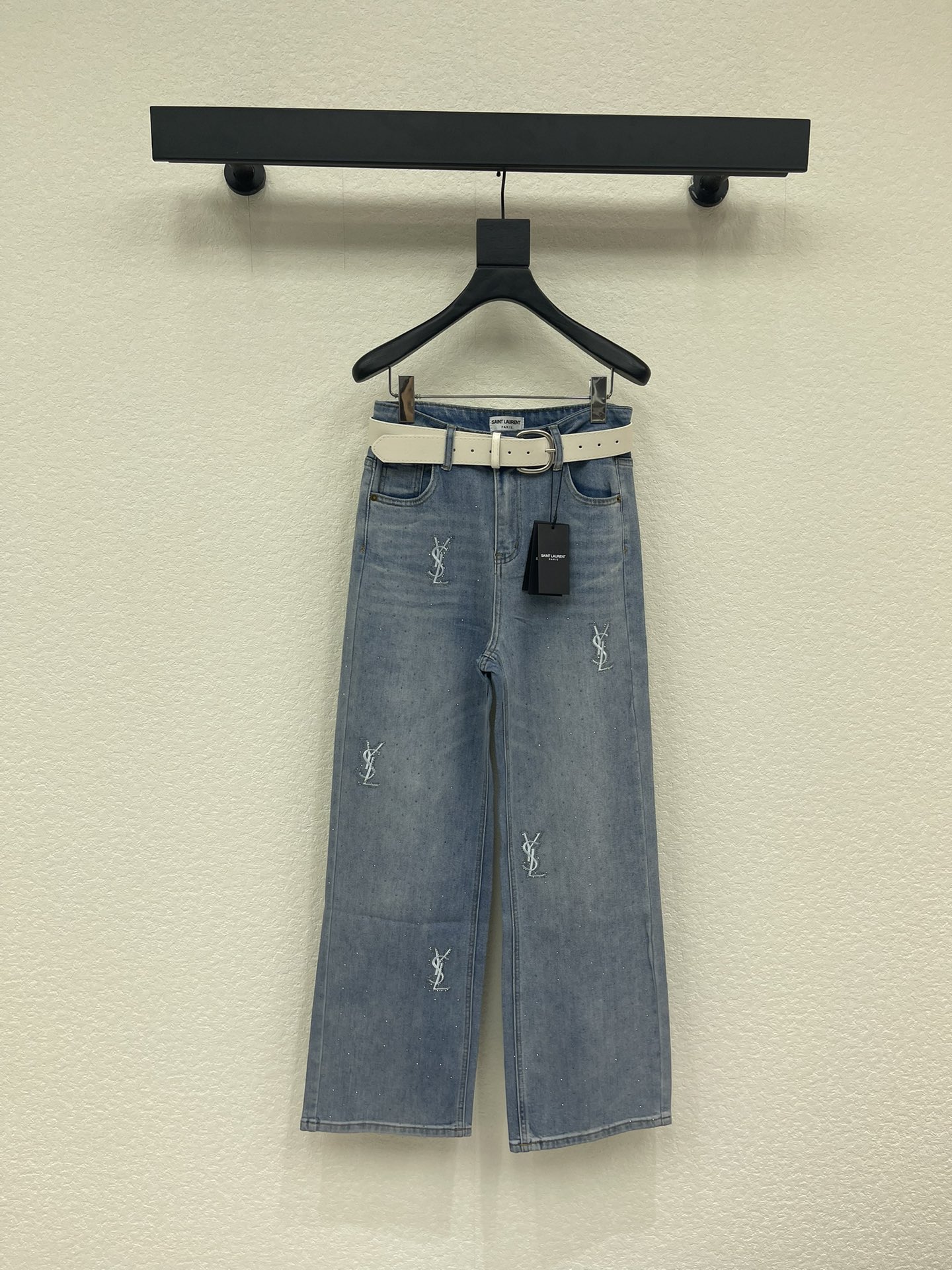 NO:738105,26th early spring series YSL's latest denim straight-leg pants with embroidered letters and hot diamonds, paired with a customized leather belt SML A,, saint laurent,1986090926年早春系列 YSL*新款刺绣字母烫钻牛仔直筒裤 搭配定制皮腰带 SML A,,saint laurent,,Women's clothing