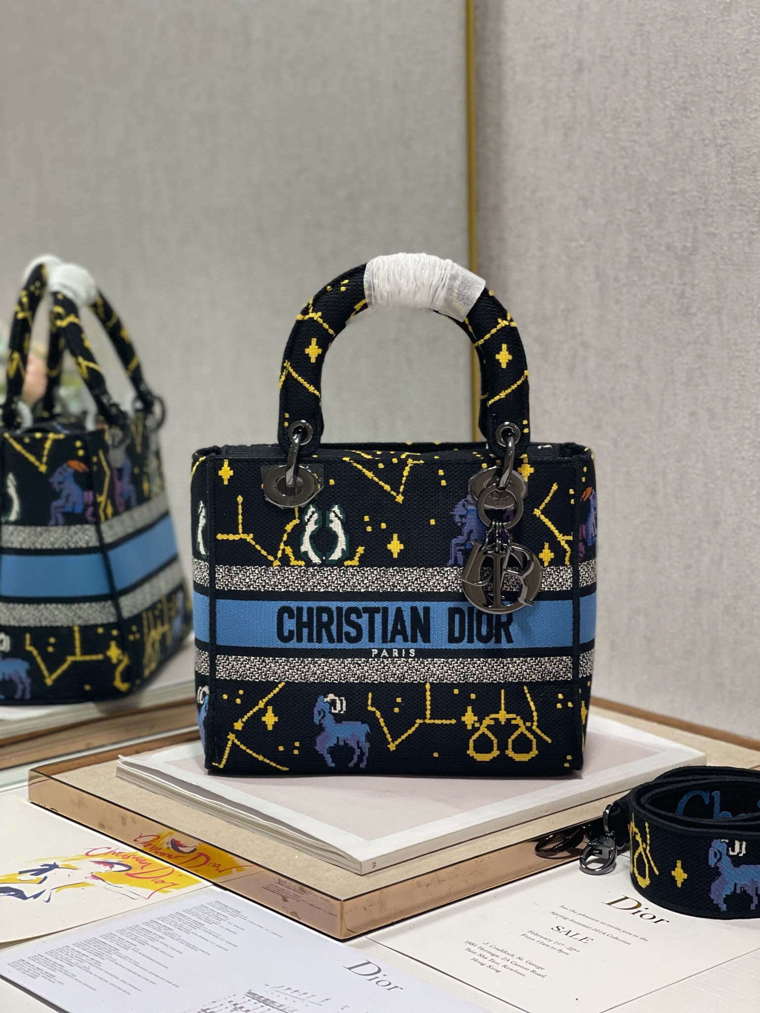 NO:719982,Event clearance, five-frame embroidery, original order quality, no returns or exchanges [Qixi Black Five-frame Embroidery Princess Diana] L Embroidered Princess Diana Bag 'Cs'  The D' logo is stylish and feminine. It is decorated with the iconic 'D.I.O.R.' charm, adding a touch of agility to the exquisite silhouette. Paired with a large detachable double-sided embroidered shoulder strap, you can choose how to carry it. The detachable double-sided embroidered wide shoulder strap, internal zip pocket and patch pocket, can be carried by hand, shoulder or cross-body, and can be matched with other embroidered shoulder straps. Dimensions 24 cm x 20 cm x 11 cm  Style number: 9027, special price19860909活动大清仓,五格刺绣 原单品质,不支持退换【七夕黑五格刺绣戴妃】L刺绣戴妃包“Cs D”标志时尚而柔美.饰以标志性“D.I.O.R.”吊饰,为精美的轮廓增添一分灵动.搭配大号可拆卸双面刺绣肩带,可随心选择背挎方式.可拆卸双面刺绣宽肩带,内部拉链口袋和贴袋,可手提、肩背或斜挎,可随心搭配其他刺绣肩带. 尺寸24 厘米 x 20 厘米 x 11 厘米 款号:9027,特价,Bag