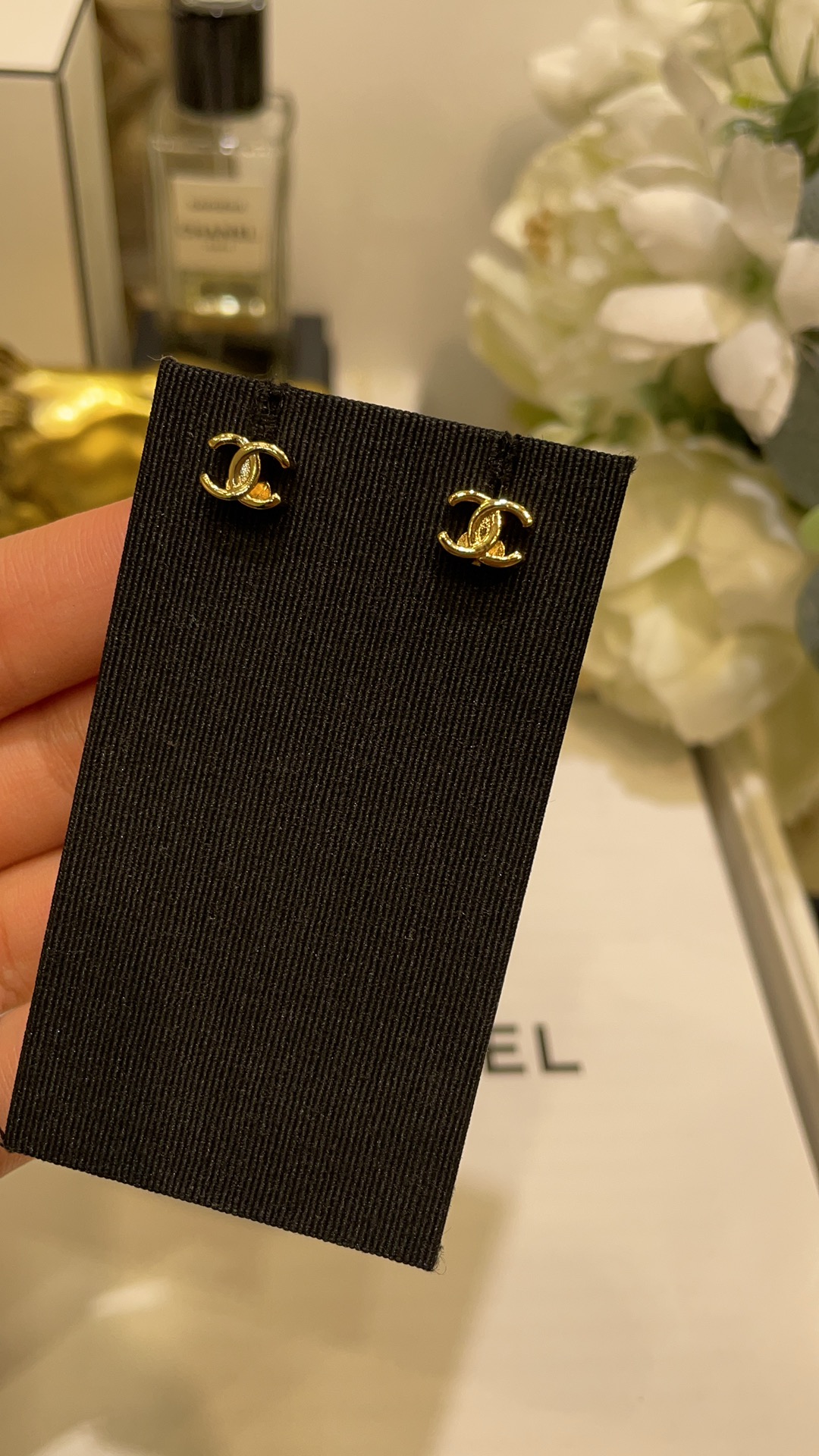 NO:741515,88150, arrived today mini size * 26 new mini gold simple double C stud earrings. Simplicity is the ultimate. A must-have for daily commuting. The size is mini but the sides are thick. The texture is super good. It is also very suitable for wearing as ear studs. So cute. The same brass gold-plated material as yb. The top version is popular. Basic earrings, gold plating, Cardia high-end jewelry.1986090988150,今日到货mini size * 26新款迷你金色简约双C耳钉 简约才是极致 日常通勤必入 尺寸mini 但侧面是有厚度的 质感超好 也非常适合当耳骨钉佩戴 太可爱啦 yb一样黄铜镀金材质 顶级版本爆款 基础款耳钉,,gold plating,卡迪亚高端饰品,Jewelry