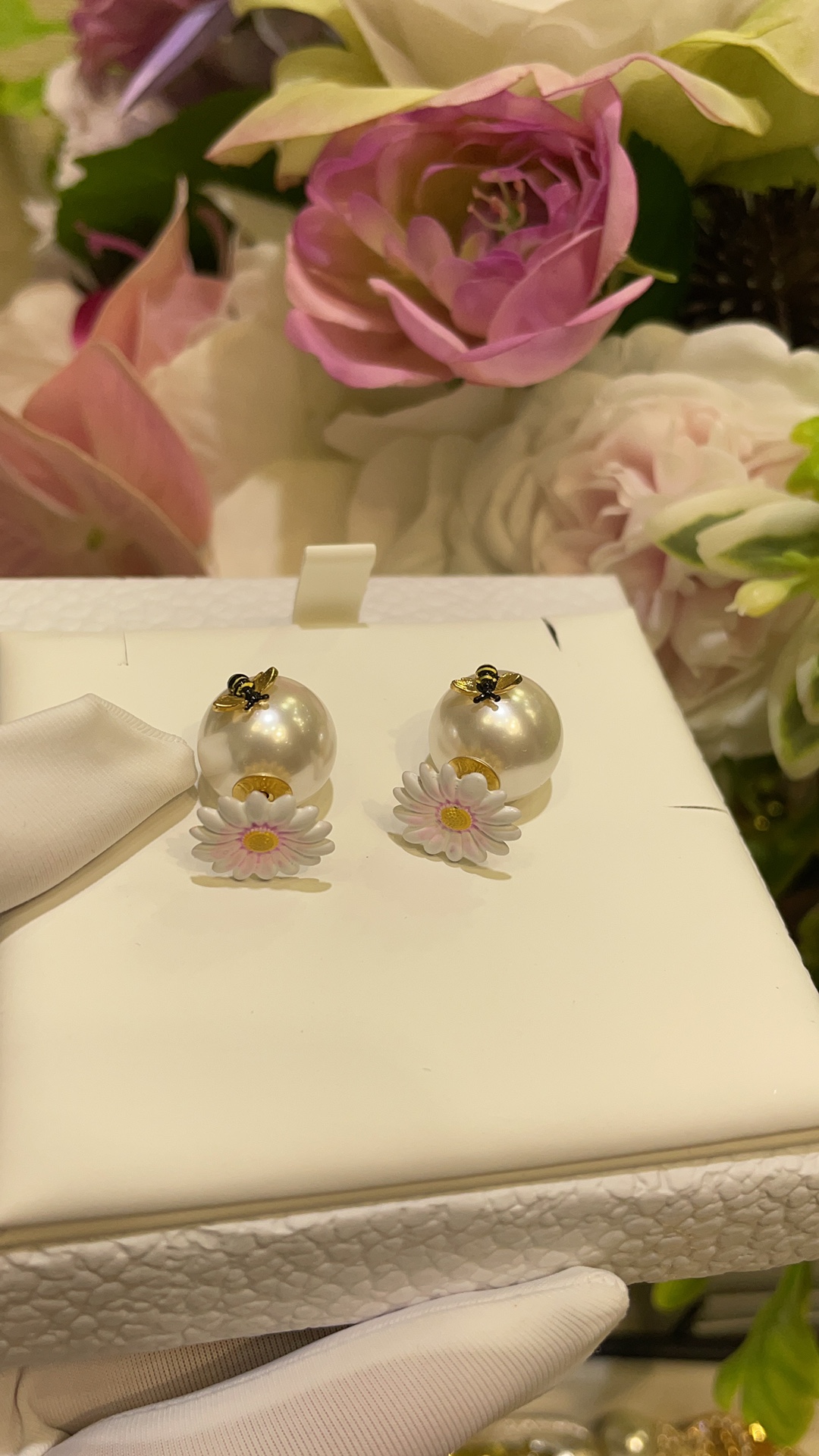 NO:895833,88180, arrived today to buy yb * 2026ss new pink daisy bee pearl earrings. Gentle milky white pearl balls + pink-toned daisy flowers. The smart little bee is parked on it. So cute. The sense of detail is full. It has a spring atmosphere. The same brass material as yb. Painting technology. Top version. Top version, Cardia high-end jewelry.1986090988180,今日到货购入yb * 2026ss新款粉色小雏菊蜜蜂珍珠耳钉 温柔奶白珍珠球+粉调的雏菊小花 灵动的小蜜蜂停在上面 太乖啦 细节感直接拉满 非常有春天的气息 yb一样黄铜材质 彩绘工艺 顶级版本顶级版本,,卡迪亚高端饰品,Jewelry