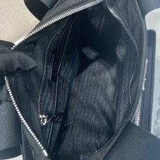 🎉新款妈咪包🎉1BG582小号🎉🎉这款Re-Nylon手提袋设计轻巧、功能多样。这款配饰线条流畅,有多个 🎉新款妈咪包🎉1BG582小号🎉🎉这款Re-Nylon手提袋设计轻巧、功能多样。这款配饰线条流畅,有多个