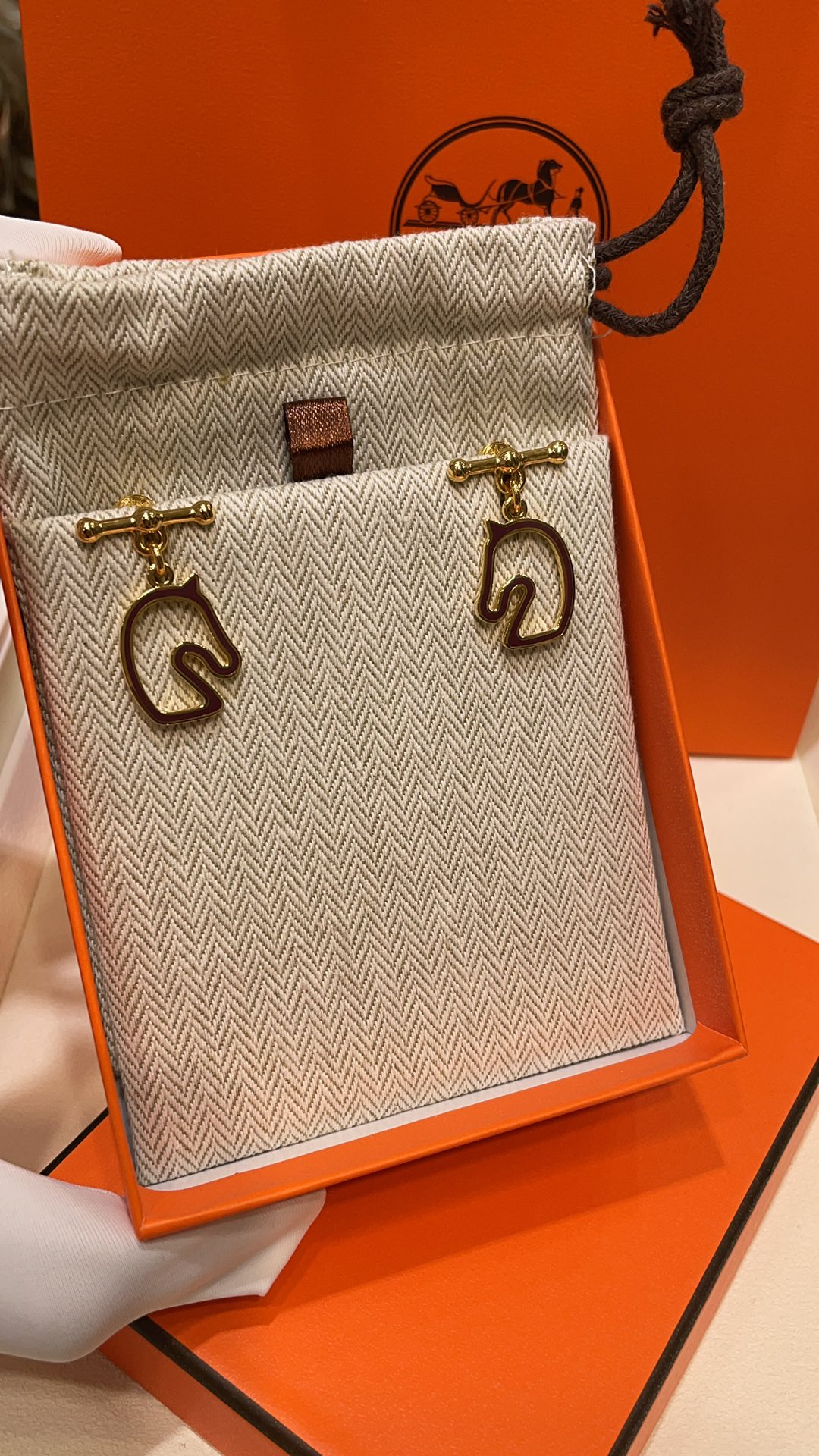 NO:754800,88200, arrived today (gold burgundy) 26-year-old new enamel horse gold earrings. Buy and customize. Top version with closed eyes. Of course you must wear Hermès in the Year of the Horse. Minimalist lines outline the outline of the horse's head. Full of artistic sense. CNC ear plugs are engraved and crafted. Very high-end temperament. YB-like brass material enamel craftsmanship, hermes, earrings, Cartier high-end jewelry1986090988200,今日到货（金色酒红色）  26年新品珐琅马金色耳环 购入z定制 顶级版本闭眼入 马年当然要带爱马仕 极简线条勾勒出马头轮廓 充满了艺术感 CNC耳堵刻字,精工打造 很高级气质 yb一样黄铜材质珐琅工艺,,hermes,earrings,卡迪亚高端饰品,Jewelry