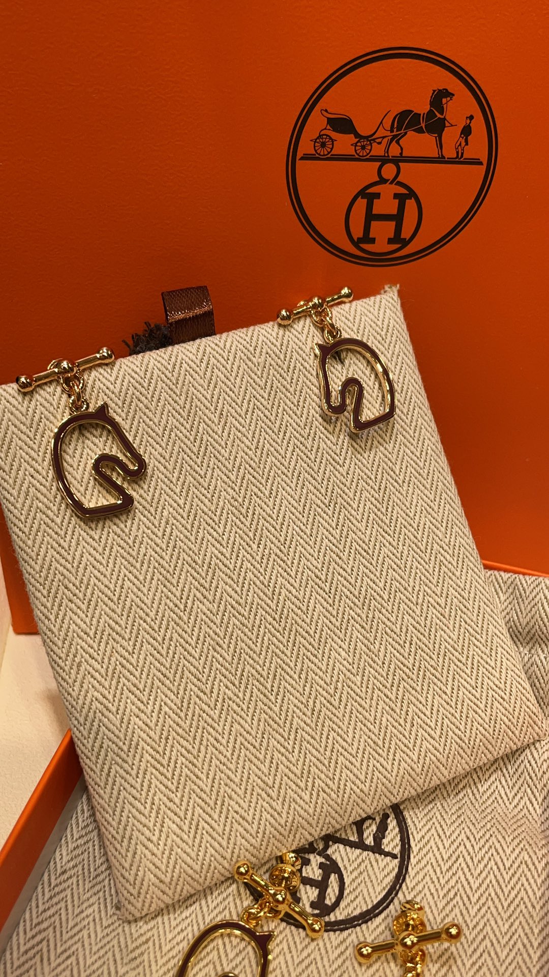 NO:754797,88200, arrived today (rose gold burgundy) 26-year-old new enamel horse rose gold earrings. Buy and customize. Top version with eyes closed. Of course you must wear Hermès in the Year of the Horse. Minimalist lines outline the outline of the horse's head. Full of artistic sense. CNC ear plugs are engraved and crafted. Very high-end temperament. YB-like brass material enamel craftsmanship, hermes, earrings, Cartier high-end jewelry1986090988200,今日到货（玫瑰金色酒红色）  26年新品珐琅马玫瑰金色耳环 购入z定制 顶级版本闭眼入 马年当然要带爱马仕 极简线条勾勒出马头轮廓 充满了艺术感 CNC耳堵刻字,精工打造 很高级气质 yb一样黄铜材质珐琅工艺,,hermes,earrings,卡迪亚高端饰品,Jewelry