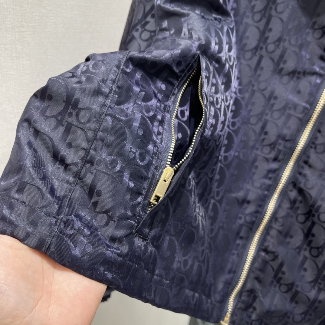 （外套）Ｄ家 26早春新款 老花防风服 采用Oblique提花面料 暗纹设计低调又有辨识度 防风材质轻盈