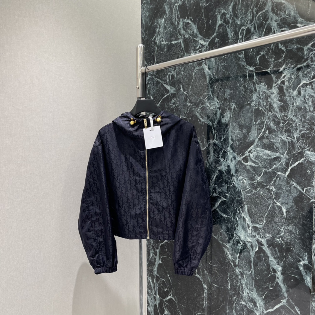 NO:720625,The highest version on the market, the girl inspects the goods, trims the three marks on the threads, and delivers the goods. You can post pictures and take videos. If you want quality and service, please add me on WeChat. We will not accept urgent orders. (Coat) D Family 26 new early spring presbyopic windproof jacket. Made of Oblique jacquard fabric. The dark pattern design is low-key and recognizable. The windproof material is light and decorated with gold zippers and snap buttons. The details are perfect. It can be easily used for commuting and leisure. Paired with short skirts of the same series.  Easily get the sweet and cool style, it is a must-have item for your early spring wardrobe! One color ready-made SML, Dior-clothing, dior, skirts, jackets & coats,19860909市面最高版本小妹验货、修剪线头上三标、发货可发图及拍视频,要品质要服务的加我微信,不接急单.（外套） Ｄ家 26早春新款 老花防风服 采用Oblique提花面料 暗纹设计低调又有辨识度 防风材质轻盈,金色拉链+按扣点缀 细节满分 通勤休闲都能轻松驾驭.搭配同系列短裙 轻松get甜酷风,是早春衣橱必备单品!一个色现货SML,迪奥-服装,dior,skirts,jackets & coats,,Women's clothing