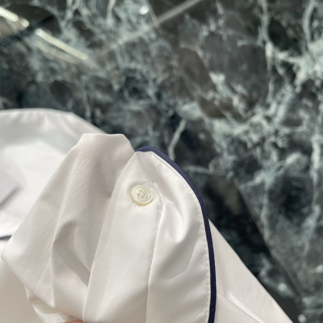 Ｄ家 26早春新款 黑色滚边短袖衬衫 简约设计+黑色滚边 细节感满满!高品质棉面料柔软舒适，通勤日常都能