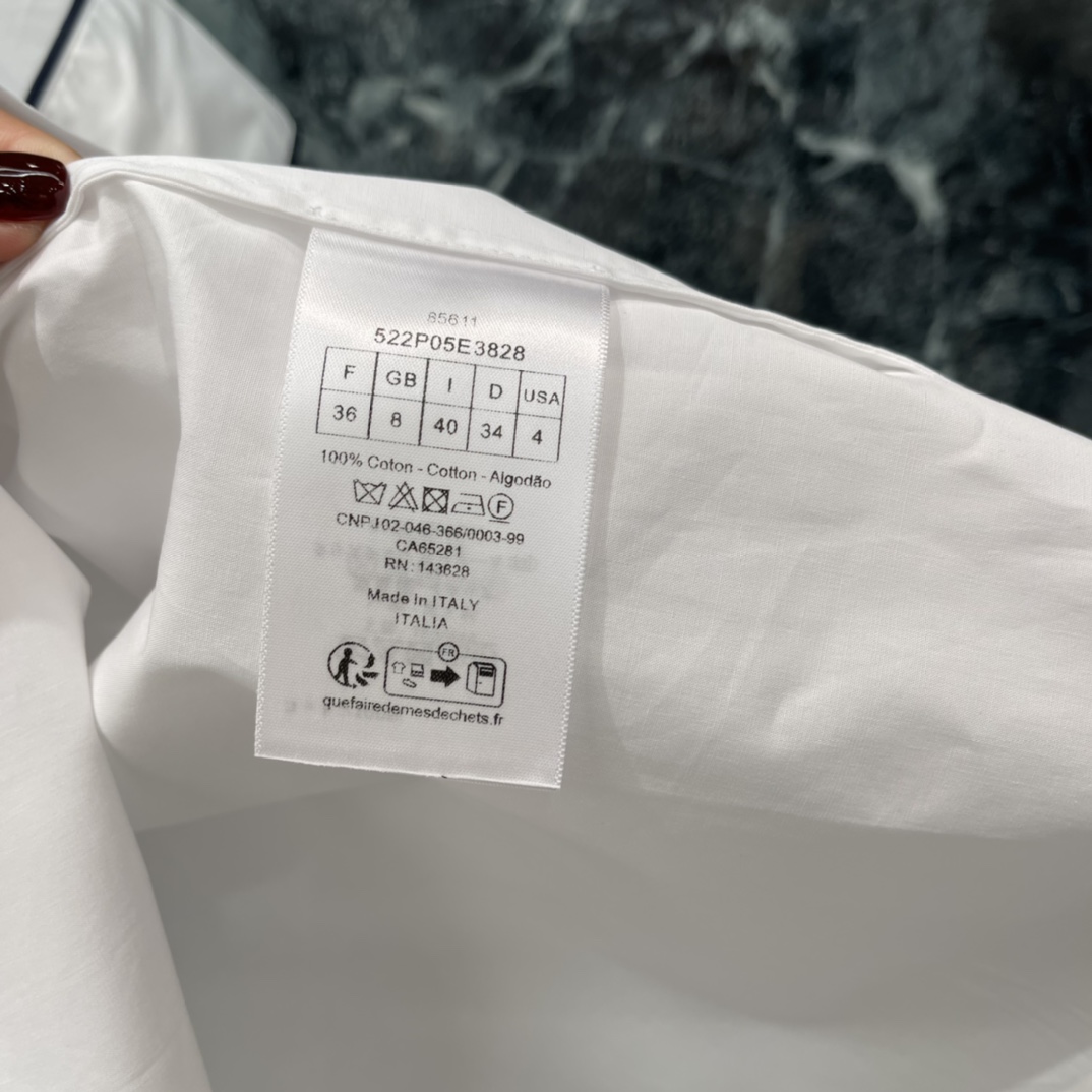 Ｄ家 26早春新款 黑色滚边短袖衬衫 简约设计+黑色滚边 细节感满满!高品质棉面料柔软舒适，通勤日常都能