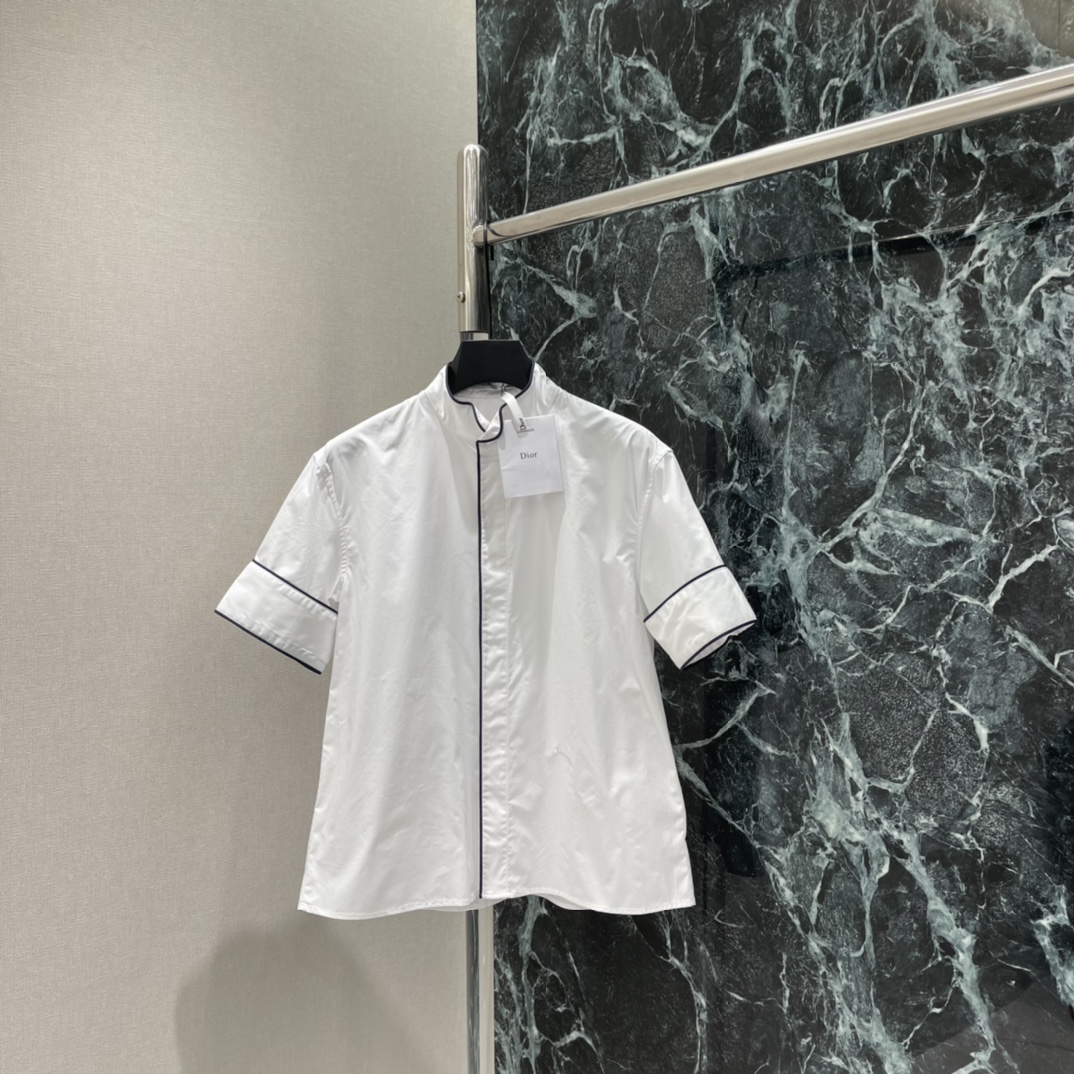 NO:720621,The highest version on the market. The girl inspects the goods, trims the three marks on the threads, and delivers the goods. You can send pictures and take videos. If you want quality or service, please add me on WeChat. We will not accept urgent orders. Ｄ家 26 early spring new style, black piping short-sleeved shirt, simple design + black piping  Full of details! The high-quality cotton fabric is soft and comfortable, and can be easily used in daily commuting. The classic lapel + single-breasted button is elegant and practical. It goes well with trousers or skirts. It is easy to switch between multiple styles. One color ready-made SML, Dior-clothing, dior, skirts, shirts, T-shirt,19860909市面最高版本小妹验货、修剪线头上三标、发货可发图及拍视频,要品质要服务的加我微信,不接急单. Ｄ家 26早春新款 黑色滚边短袖衬衫 简约设计+黑色滚边 细节感满满!高品质棉面料柔软舒适,通勤日常都能轻松驾驭.经典翻领+单排扣,优雅又实用,搭配西裤或裙装都很出彩,轻松切换多种风格~一个色现货SML,迪奥-服装,dior,skirts,shirts,T-shirt,,Women's clothing