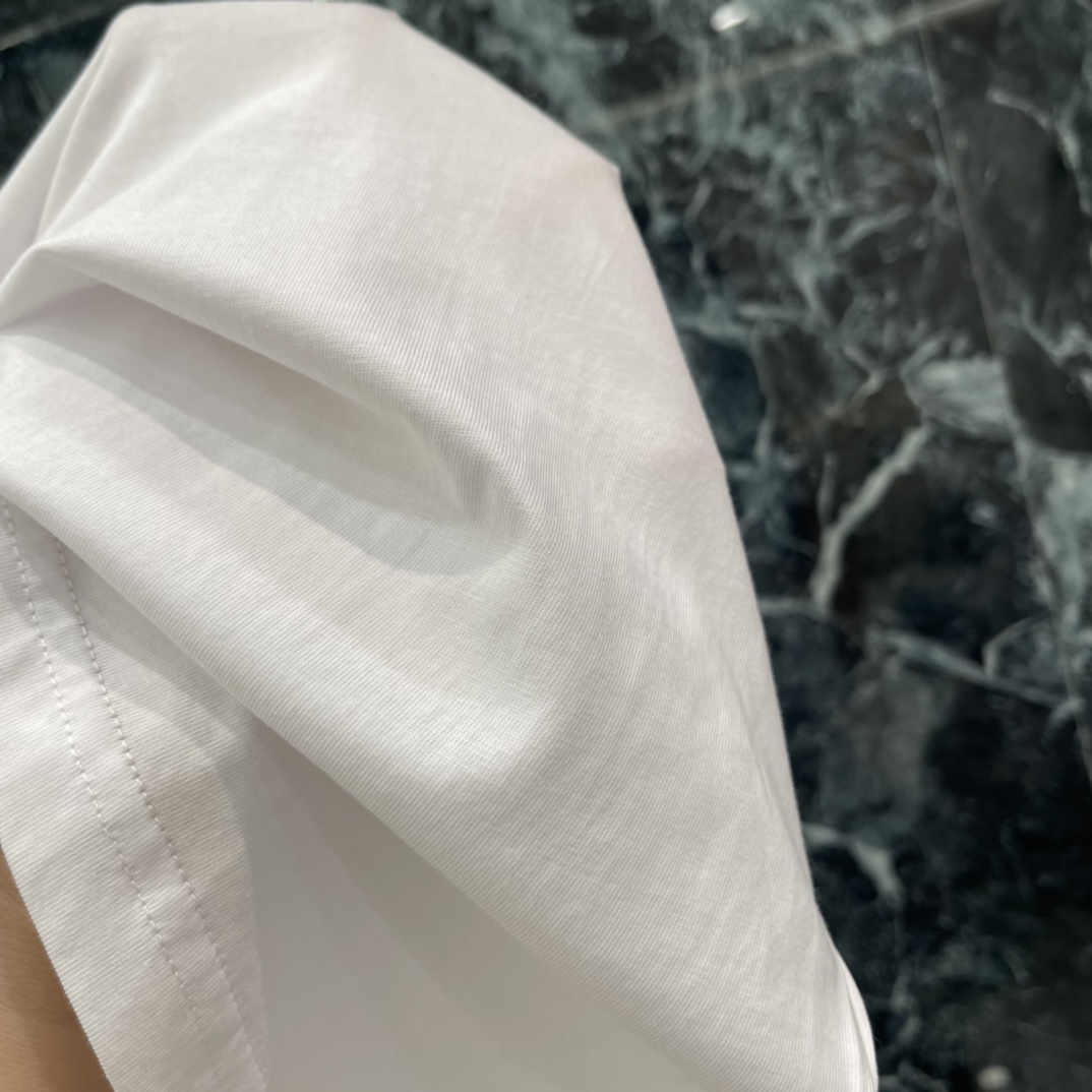 Ac 26早春新款 字母印花长袖T恤 胸前灰色圆形Logo低调有辨识度，简约设计超百搭，无论单穿还是内搭