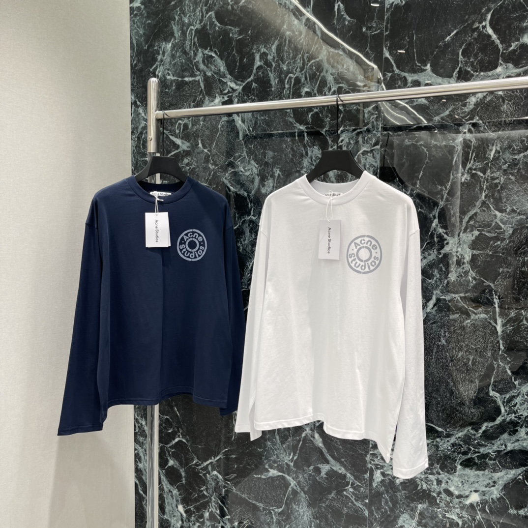 NO:720610,The highest version on the market, the girl will inspect the goods, trim the three marks on the threads, and ship the goods. You can post pictures and take videos. If you want quality or service, please add me on WeChat. We will not accept urgent orders. Ac 26 Early Spring New Letter Printed Long Sleeve T-shirt  The gray round logo on the chest is low-key and recognizable, and the simple design is super versatile. It can be worn alone or as an inner layer! The loose version is suitable for a variety of body types. It can be paired with jeans or overalls in spring and autumn, and you can easily get the street trend. Two colors: SML, jeans, tees, and t-shirt.19860909市面最高版本小妹验货、修剪线头上三标、发货可发图及拍视频,要品质要服务的加我微信,不接急单. Ac 26早春新款 字母印花长袖T恤 胸前灰色圆形Logo低调有辨识度,简约设计超百搭,无论单穿还是内搭都很OK!宽松版型,包容多种身材,春秋季节随便搭配牛仔裤,工装裤都很出彩,轻松get街头潮流感.两个色SML,,jeans,tees，t-shirt,,Women's clothing