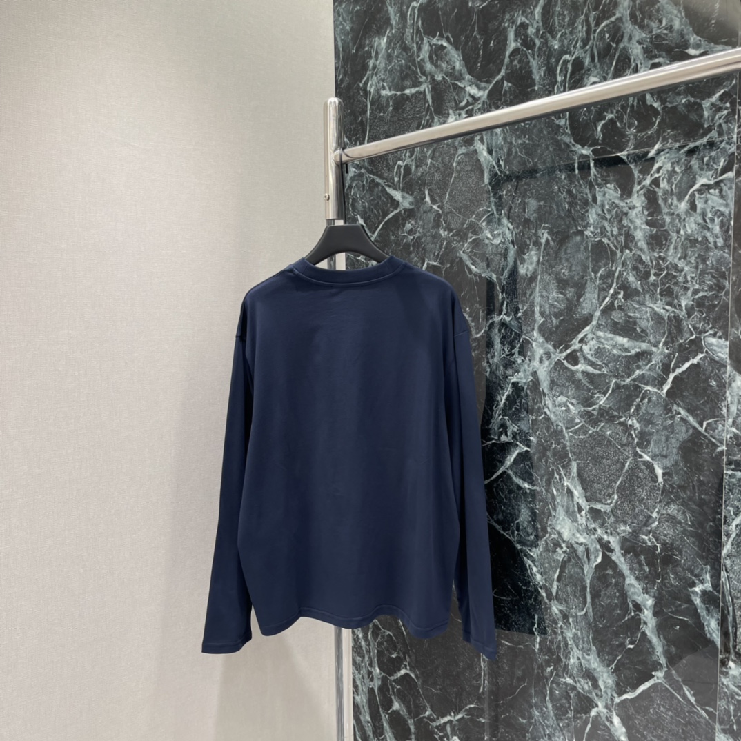 Ac 26早春新款 字母印花长袖T恤 胸前灰色圆形Logo低调有辨识度，简约设计超百搭，无论单穿还是内搭