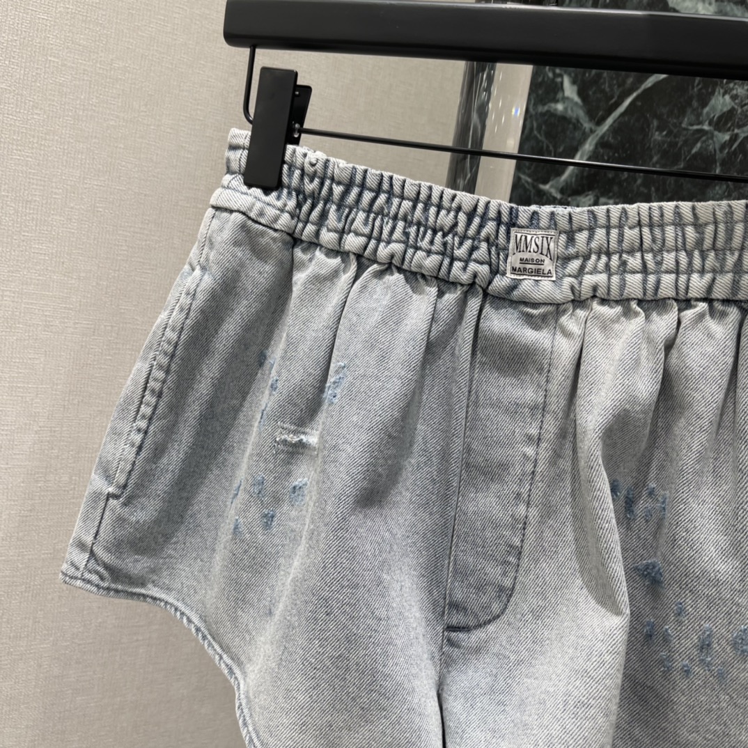 MM6 26早春新款 松紧腰牛仔短裤 浅灰水洗面料+做旧破洞 复古感满满!松紧腰设计超舒适 适合各种身材