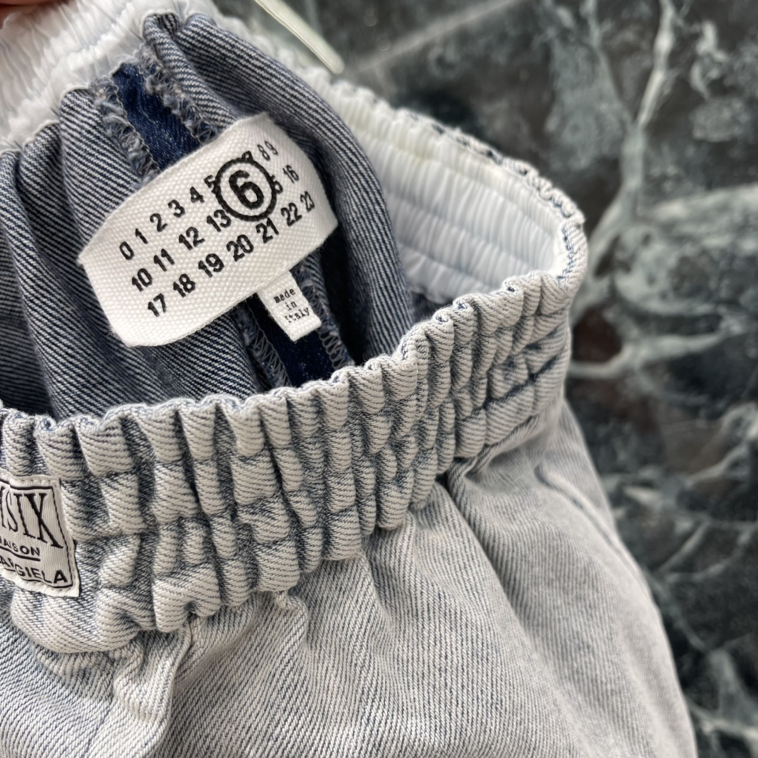 MM6 26早春新款 松紧腰牛仔短裤 浅灰水洗面料+做旧破洞 复古感满满!松紧腰设计超舒适 适合各种身材