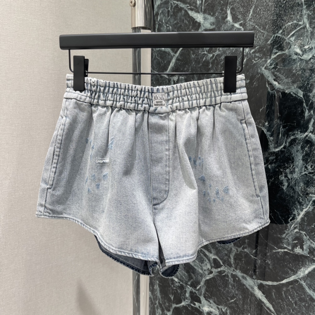 MM6 26早春新款 松紧腰牛仔短裤 浅灰水洗面料+做旧破洞 复古感满满!松紧腰设计超舒适 适合各种身材