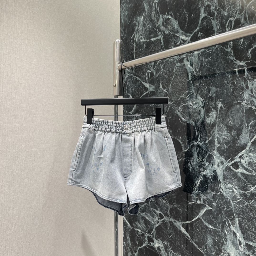 NO:723195,The highest version on the market, the girl inspects the goods, trims the three marks on the threads, and delivers the goods. You can post pictures and take videos. If you want quality and service, please add me on WeChat. We will not accept urgent orders. MM6 26 early spring new style elastic waist denim shorts, light gray washed fabric + distressed holes, full of retro feel! The elastic waist design is super comfortable and suitable for all kinds of body shapes. The trouser legs are loose and long.  It can be easily worn in daily casual or street style with short sleeves and denim jackets, and you can easily get a fashionable look! One color SML, women's clothing, masion margiela, shorts, jackets & coats, T-shirt,19860909市面最高版本小妹验货、修剪线头上三标、发货可发图及拍视频,要品质要服务的加我微信,不接急单. MM6 26早春新款 松紧腰牛仔短裤 浅灰水洗面料+做旧破洞 复古感满满!松紧腰设计超舒适 适合各种身材 裤腿宽松显腿长 日常休闲或街头风都能轻松驾驭搭配短袖,牛仔外套,轻松get时髦造型!一个色SML,女装,masion margiela,shorts,jackets & coats,T-shirt,,Women's clothing