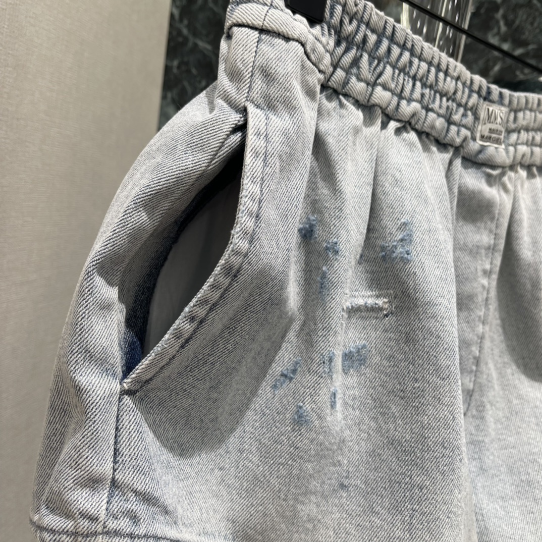 MM6 26早春新款 松紧腰牛仔短裤 浅灰水洗面料+做旧破洞 复古感满满!松紧腰设计超舒适 适合各种身材