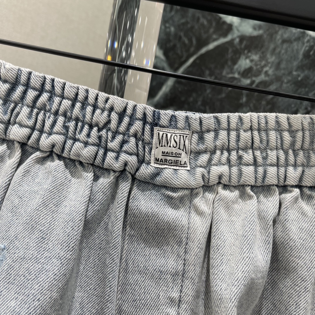 MM6 26早春新款 松紧腰牛仔短裤 浅灰水洗面料+做旧破洞 复古感满满!松紧腰设计超舒适 适合各种身材