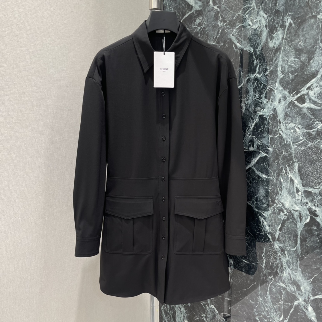 CE 26早春新款 羊毛翻领连衣裙 黑色羊毛混纺，质感挺括又舒适 经典翻领+单排扣 简约大气 正面大口袋